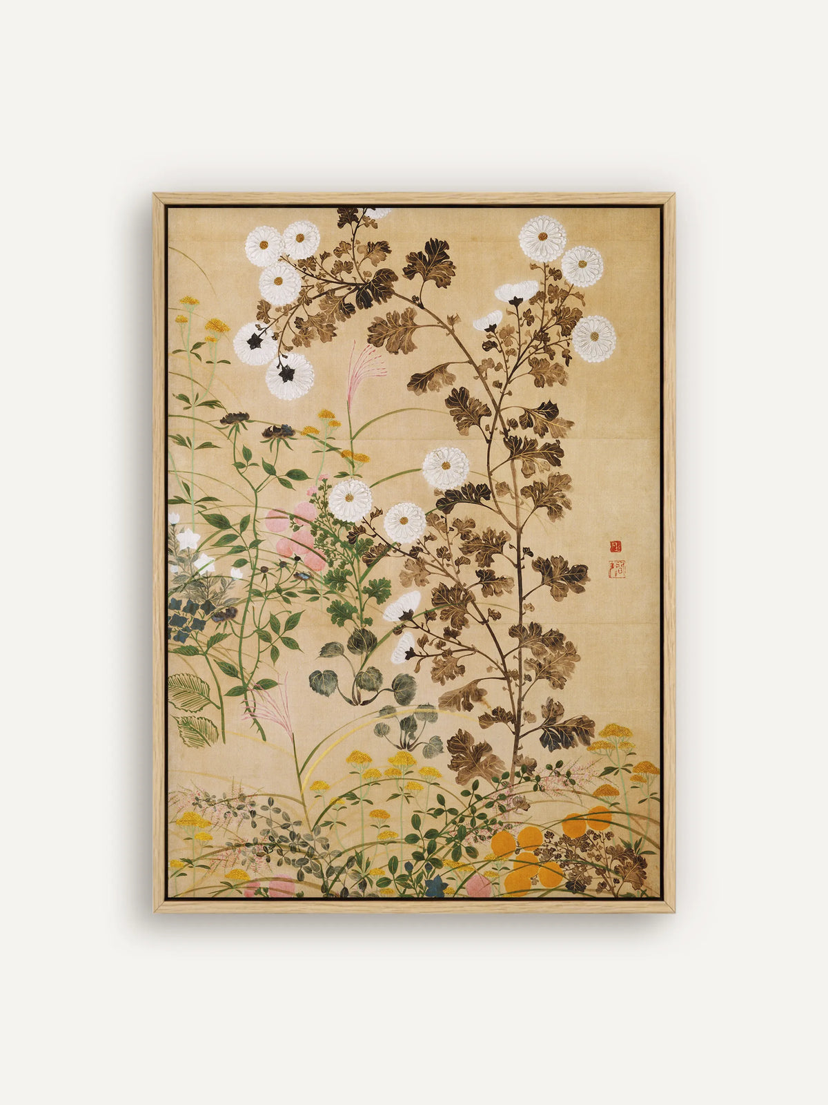 Leinwandbild mit weißen Chrysanthemen an bronzebraunem Laub, gelben und orangefarbenen Blüten und feinen Gräsern auf warmem Beige im Schattenfugenrahmen in Natur. Chinoiserie Wandbild nach Ogata Korin. #Rahmen_Natur