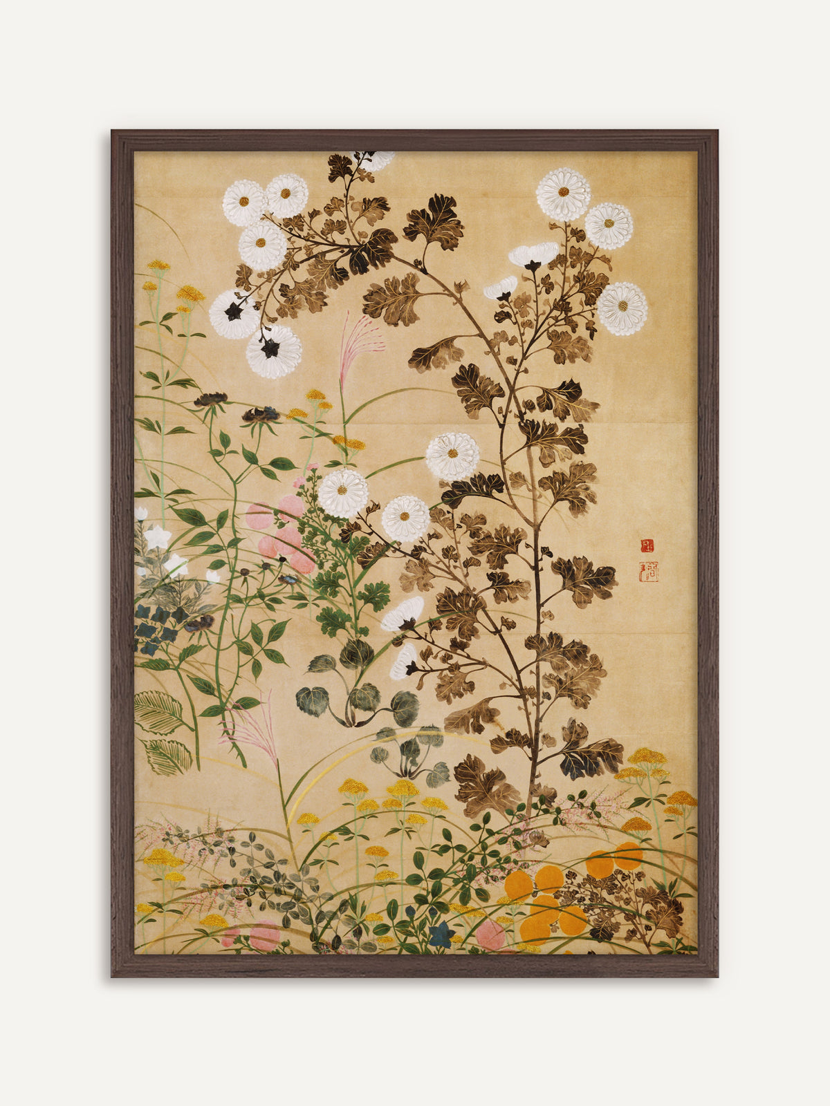 Poster mit weißen Chrysanthemen, bronzebraunem Laub und zarten Gräsern auf warmem beigem Grund. Der Rahmen aus dunklem Holz greift die erdigen Töne auf und betont den herbstlichen Chinoiserie-Stil. #Rahmen_Dunkles Holz