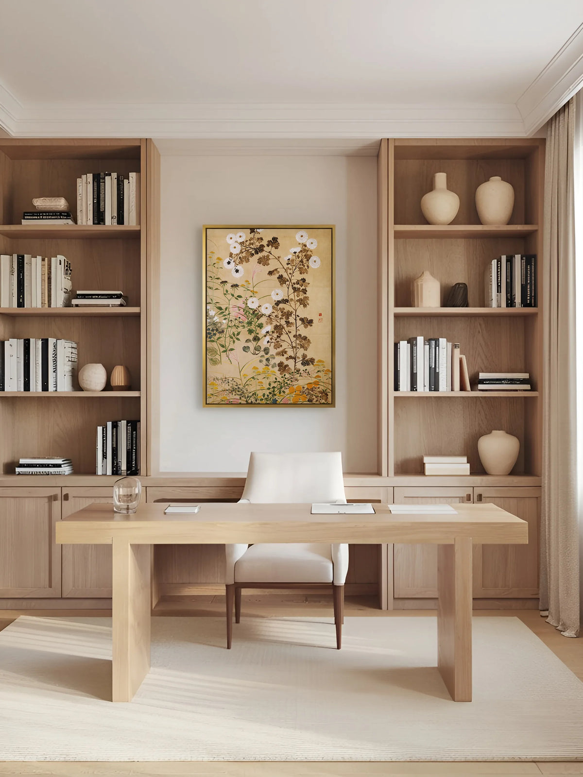 Leinwandbild mit Chrysanthemen im Goldrahmen zwischen Regalen aus hellem Holz über einem Schreibtisch mit weißem Stuhl. Das Chinoiserie Wandbild bringt herbstliche Farben ins Home Office.