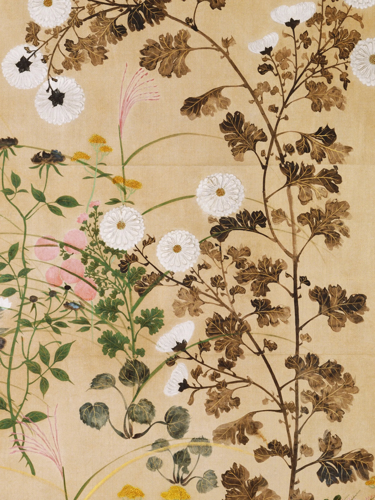 Nahaufnahme der Leinwandstruktur mit weißen Chrysanthemen und bronzebraunen Blättern auf beigem Grund. Die Textur der Leinwand macht den Druck des Chinoiserie Wandbilds greifbar.