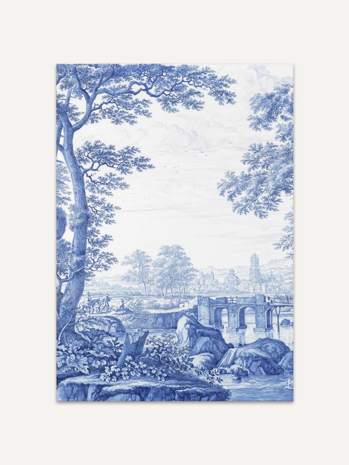 Blau-weißer Kunstdruck im Chinoiserie-Stil, der eine idyllische Landschaft zeigt. Ein großer Baum im Vordergrund ragt über felsige Ufer hinaus, während eine Brücke einen ruhigen Fluss überspannt. Im Hintergrund sind weite Felder, Bäume und eine Stadt mit Kirchturm sichtbar. #Rahmen_Ohne Rahmen