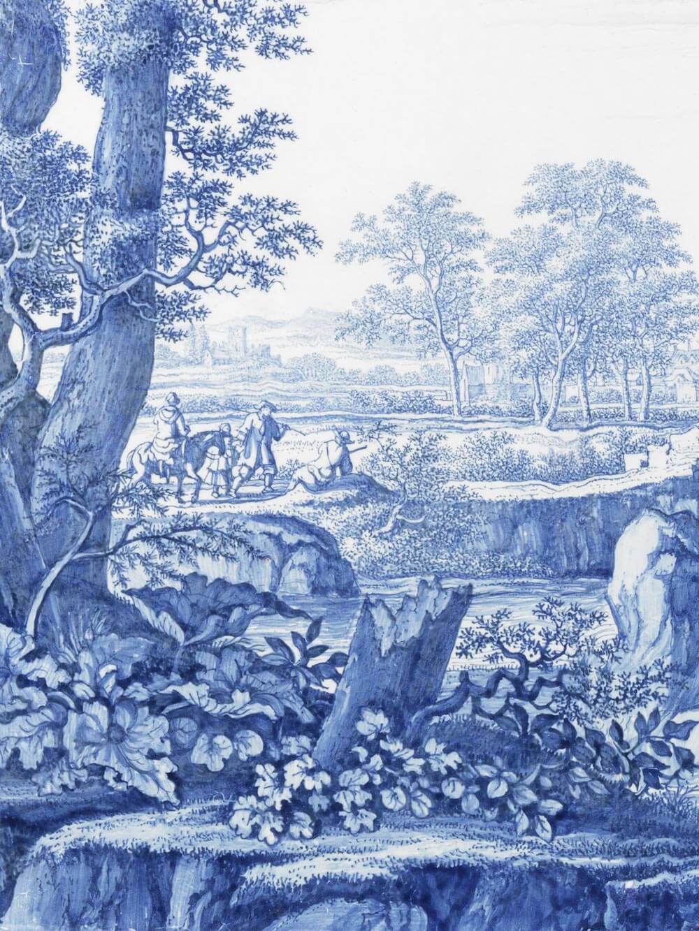 Detailaufnahme eines blau-weißen Kunstdrucks im Chinoiserie-Stil. Im Vordergrund sind große Bäume und üppige Pflanzen zu sehen, die über felsige Ufer ragen. Im mittleren Bereich verläuft ein ruhiger Fluss, und im Hintergrund sind Menschen und Pferde in einer weiten, ländlichen Landschaft zu erkennen. 