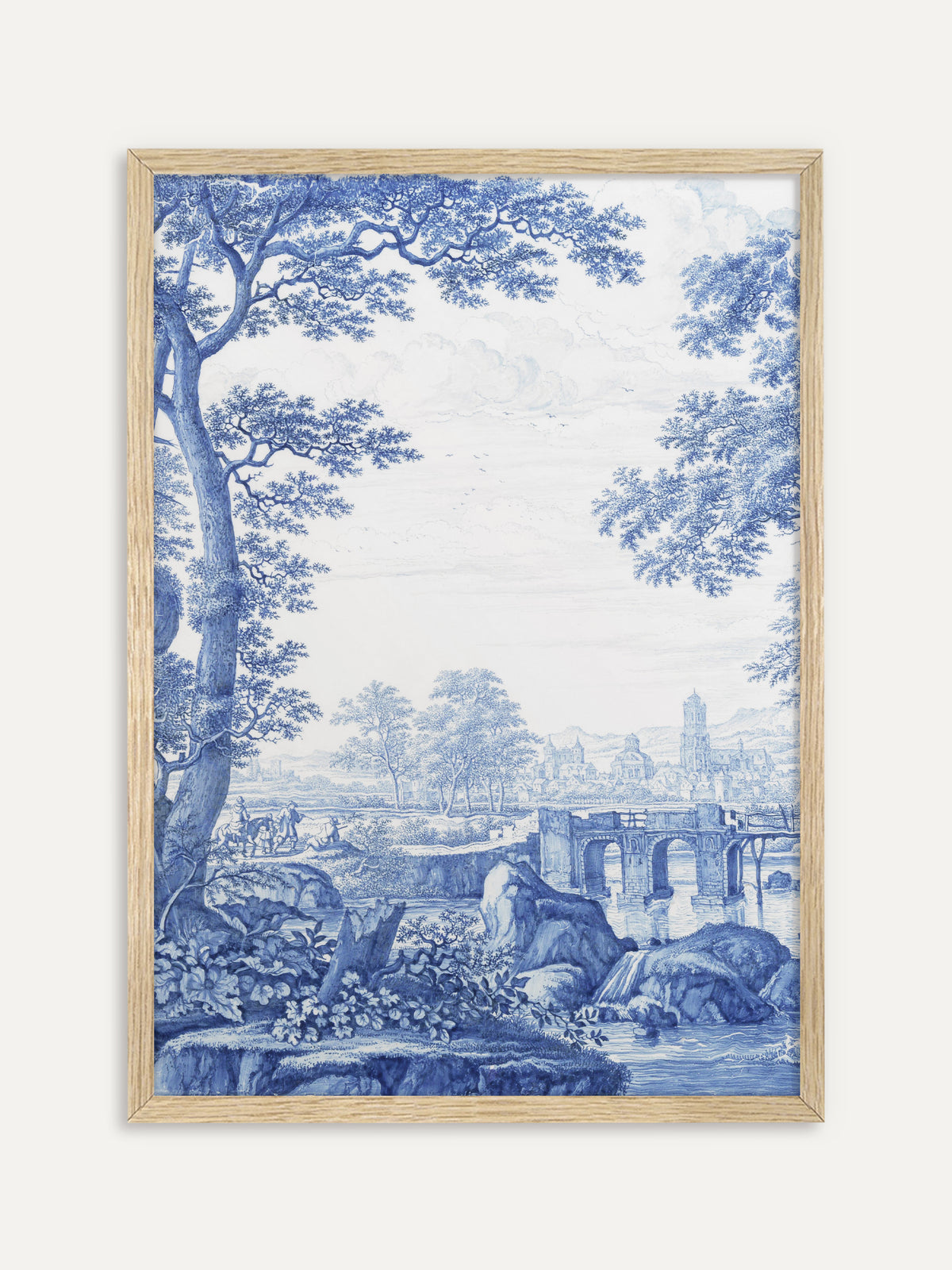 Kunstdruck, der eine blaue Flusslandschaft mit einem hohen Baum am Ufer, einer steinernen Bogenbrücke und einer Stadt mit Kirchturm am Horizont zeigt. Im Rahmen aus hellem Holz wirkt das blau-weiße Chinoiserie Motiv frisch und luftig. #Rahmen_Helles Holz
