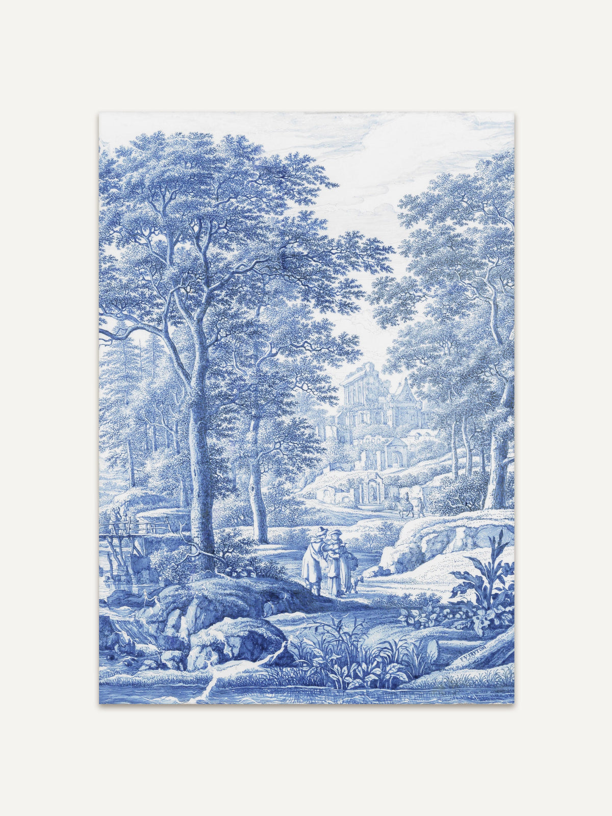 Ein blau-weißer Kunstdruck im Chinoiserie-Stil zeigt eine ruhige Landschaft mit großen, detailliert gezeichneten Bäumen im Vordergrund. Im Hintergrund sind Menschen zu sehen, die einen Spaziergang in der Natur machen, und eine antike Architektur, die auf Hügeln thront. Der Druck hat eine nostalgische und beruhigende Ausstrahlung, die durch die monochromen Blautöne verstärkt wird. #Rahmen_Ohne Rahmen