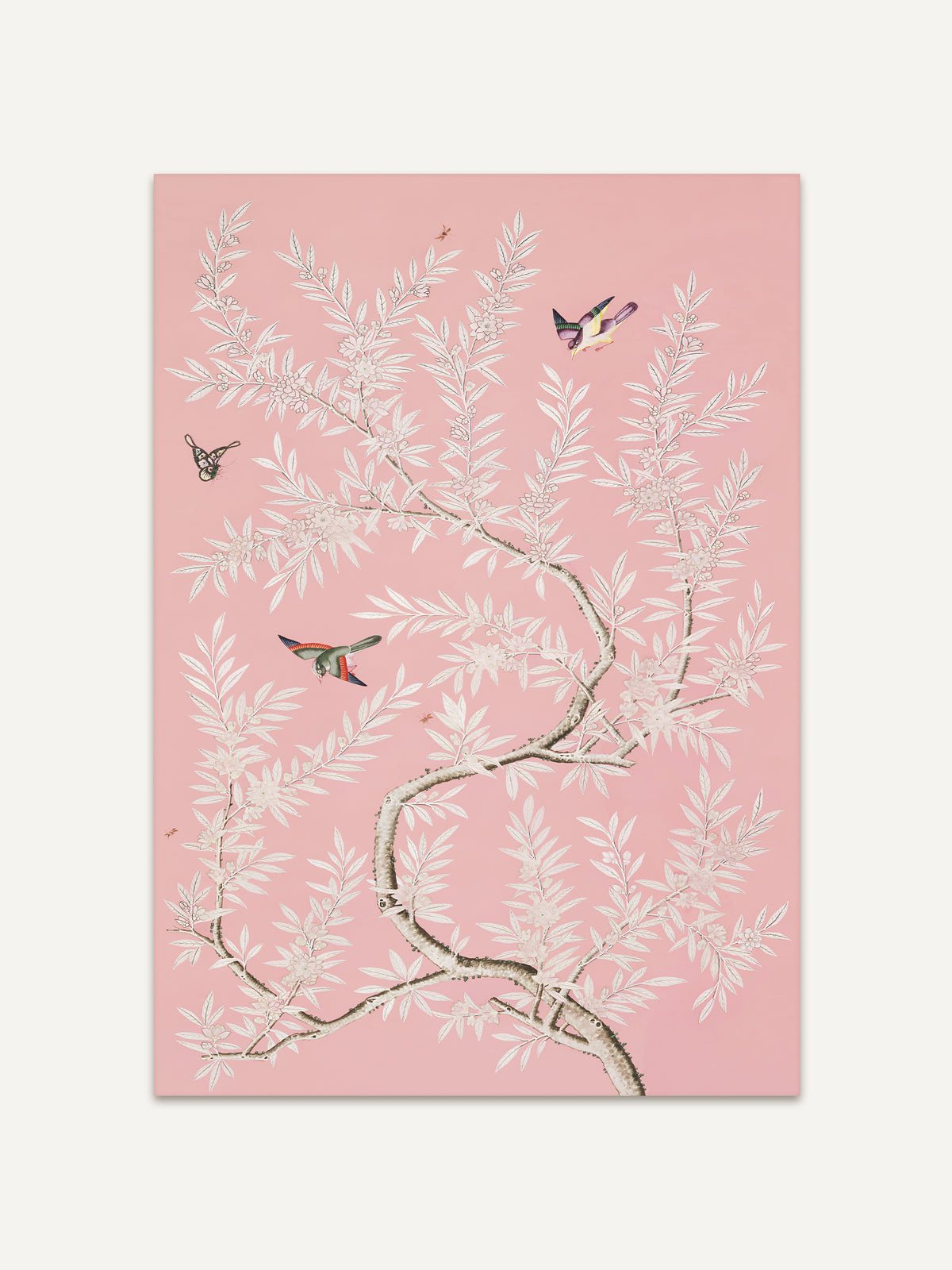 Chinoiserie Wandbild mit weißen Blütenzweigen, kleinen Vögeln und Schmetterlingen auf rosafarbenem Hintergrund. Die filigrane Gestaltung erinnert an asiatische Dekorkunst und wirkt zeitlos und dekorativ. #Rahmen_Ohne Rahmen