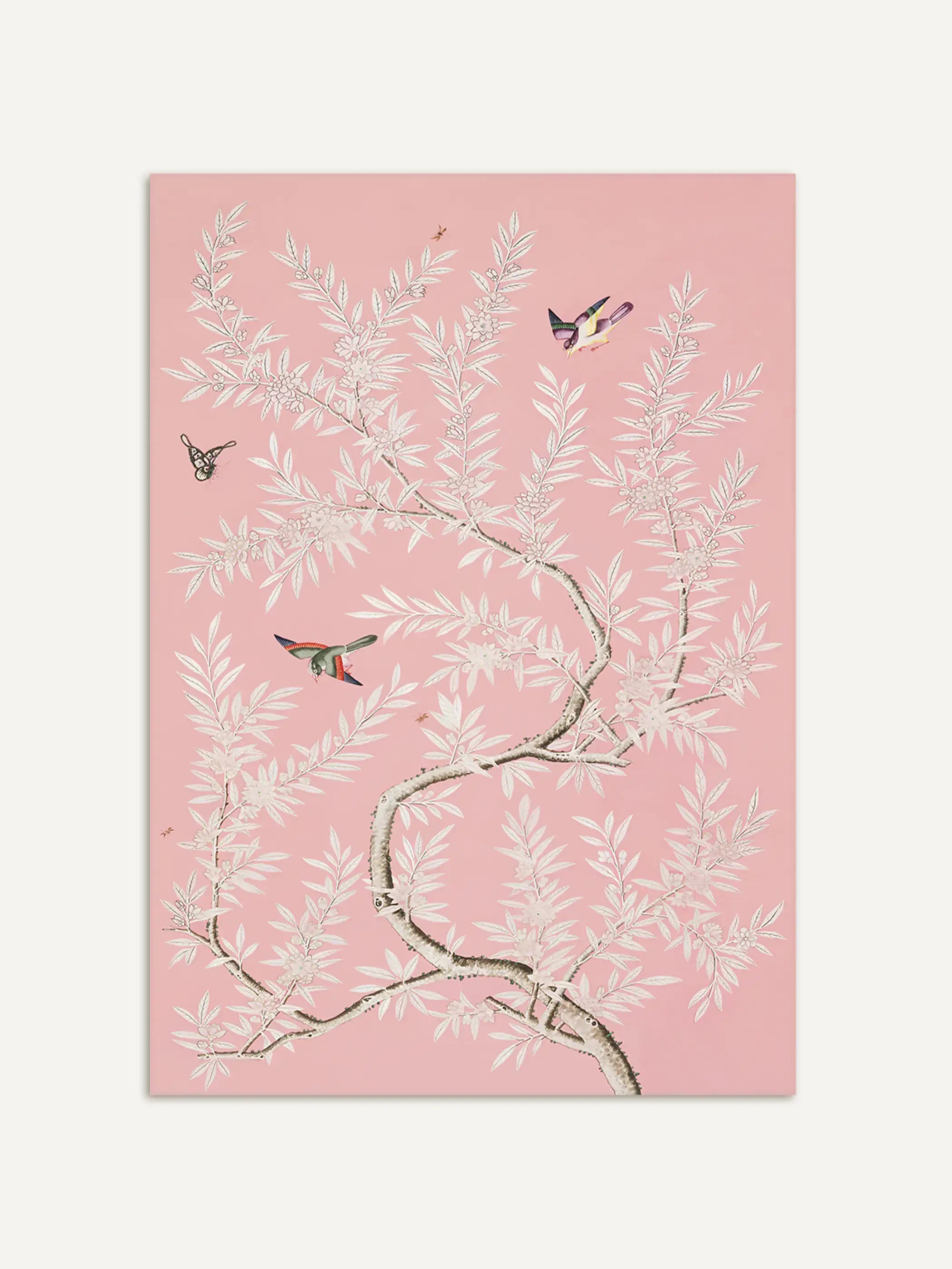 Chinoiserie Wandbild mit weißen Blütenzweigen, kleinen Vögeln und Schmetterlingen auf rosafarbenem Hintergrund. Die filigrane Gestaltung erinnert an asiatische Dekorkunst und wirkt zeitlos und dekorativ.