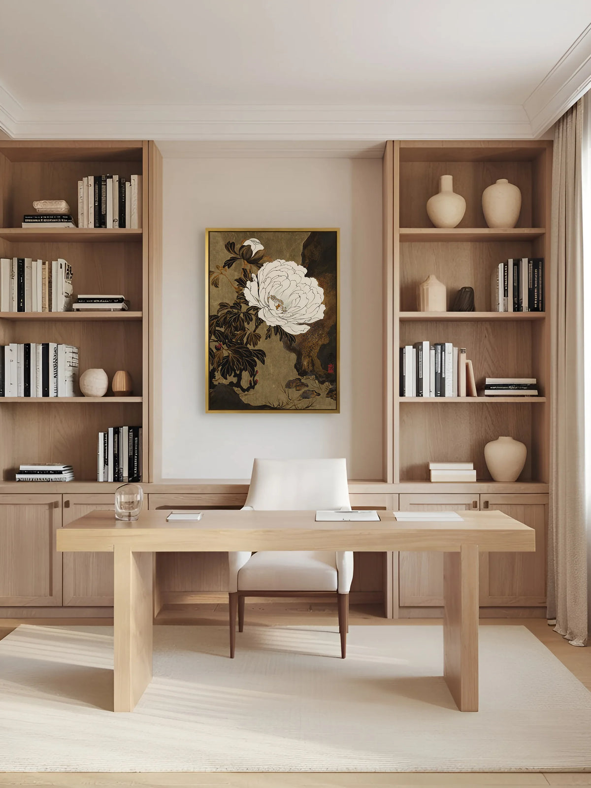 Leinwandbild mit weißer Pfingstrose im Goldrahmen zwischen Regalen aus hellem Holz über einem Schreibtisch mit weißem Stuhl. Das Japandi Wandbild bringt einen ruhigen, dunklen Mittelpunkt ins Home Office.