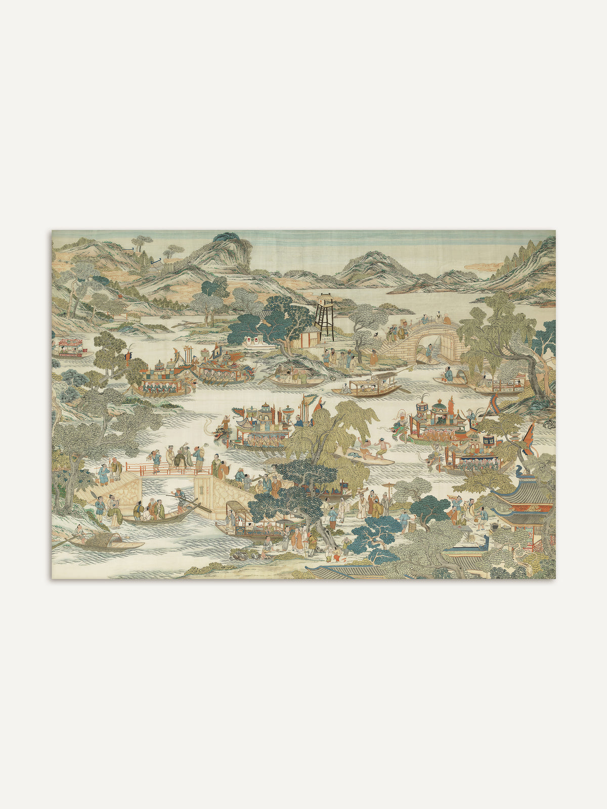 Kunstdruck eines Drachenbootfests an einem breiten Fluss mit geschmückten Booten, Ruderern, Brücken voller Zuschauer, Kiefern, Weiden und Pagodendach vor sanften Hügeln. Das Chinoiserie-Poster ist in Jadegrün, Petrol und Sand gehalten. #Rahmen_Ohne Rahmen