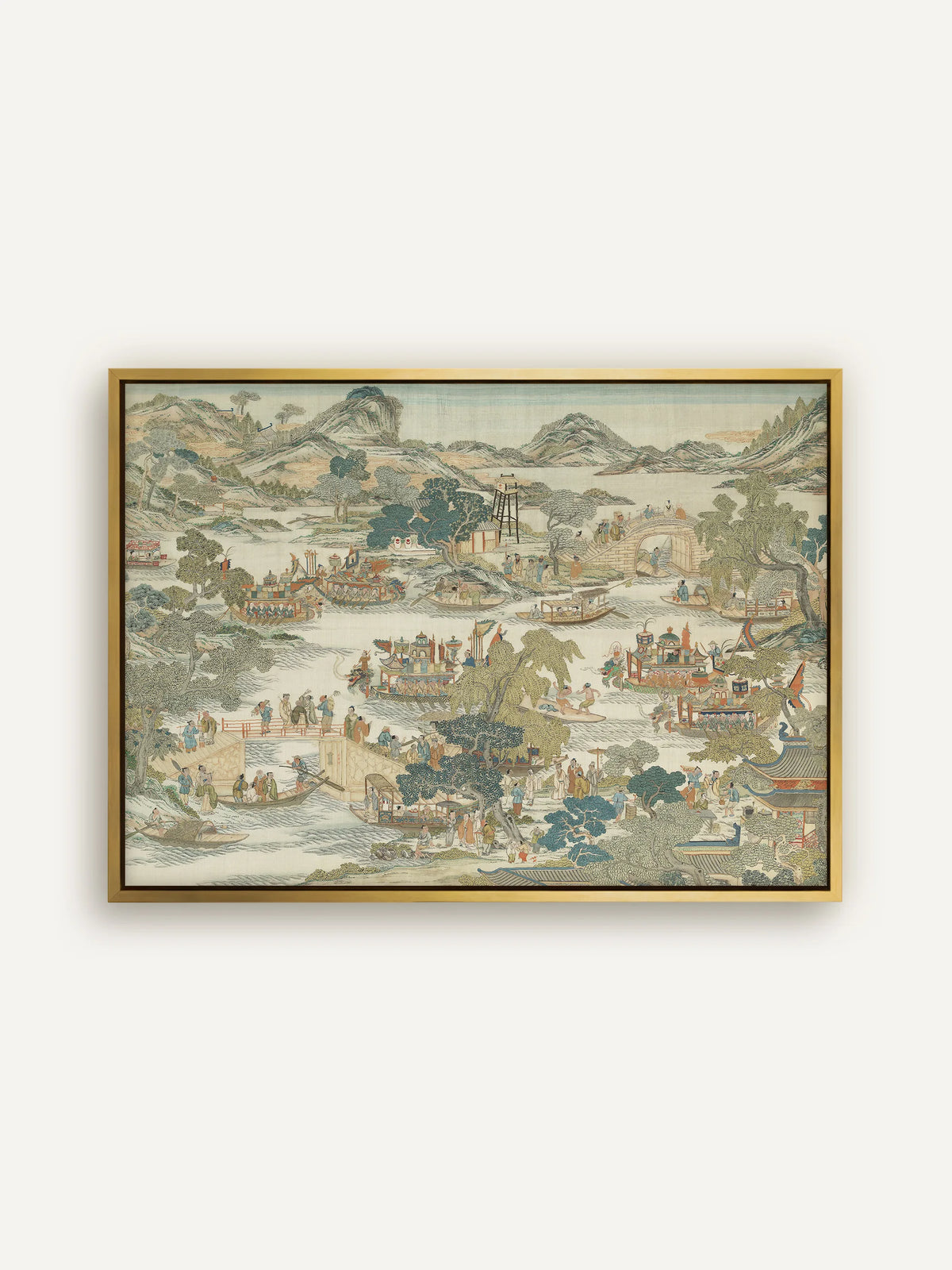 Chinoiserie Leinwandbild mit Flusslandschaft im goldenen Schattenfugenrahmen. Das Gold nimmt die warmen Sand- und Orangetöne der detailreichen Szene mit Booten und Brücken auf. #Rahmen_Gold