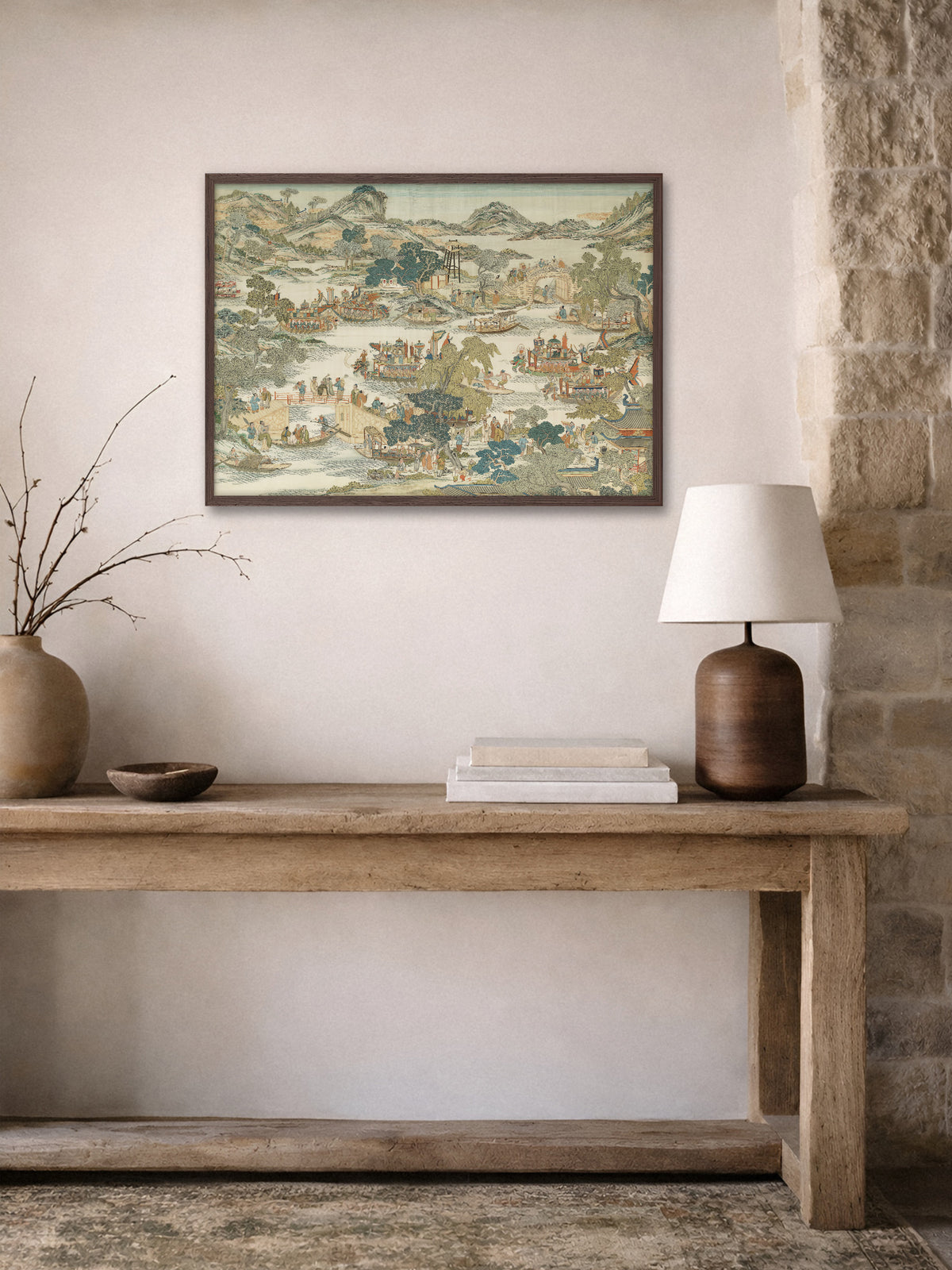 Chinoiserie Poster mit Drachenbootfest über einer Holzkonsole im Flur. Die gedeckten Grüntöne des Motivs passen zu natürlichen Materialien im Wabi-Sabi-Stil.