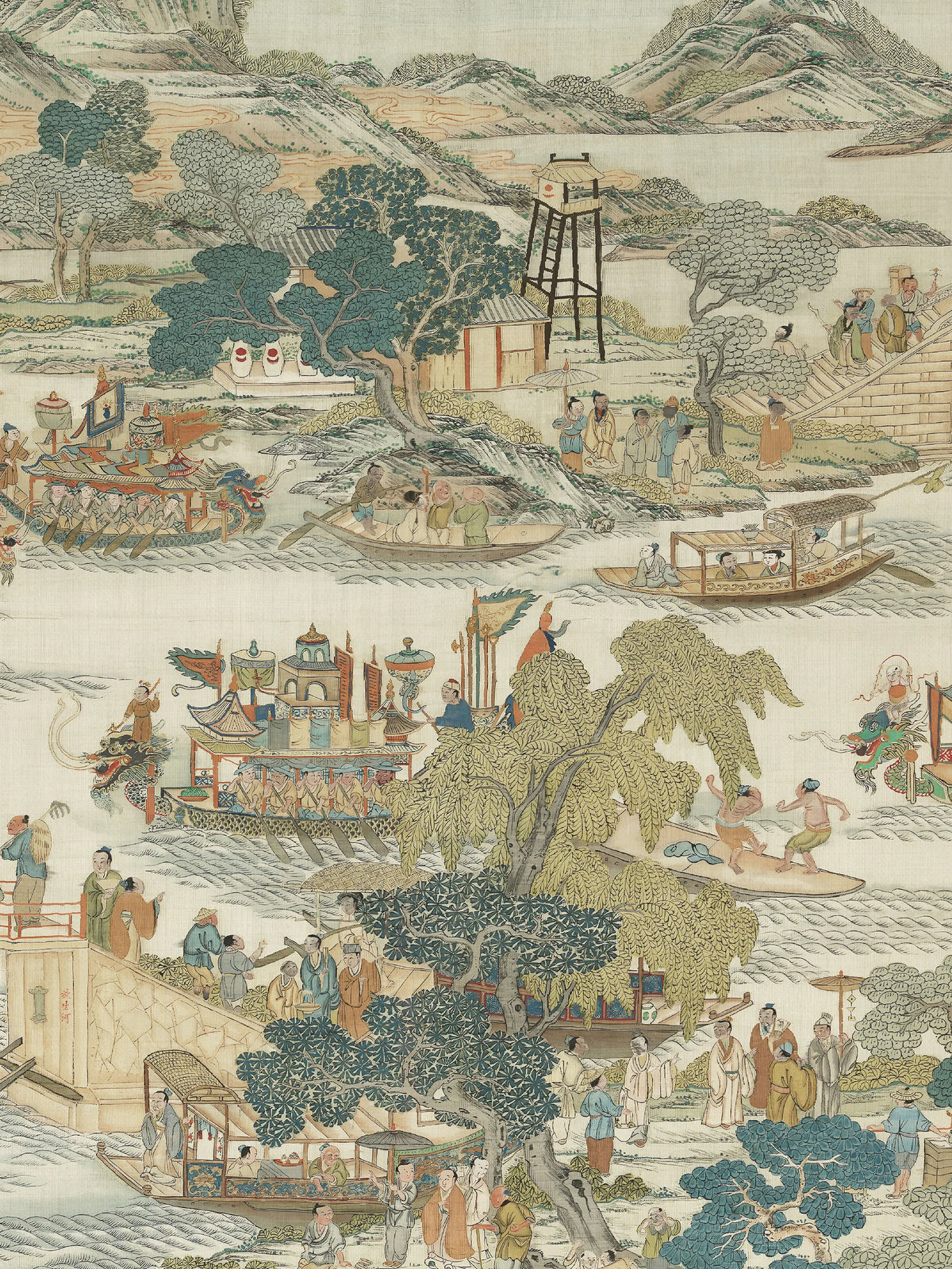 Detailaufnahme des Leinwandbildes mit feiner textiler Struktur. Zu sehen sind geschmückte Drachenboote mit Ruderern, eine Weide, Figuren in langen Gewändern am Ufer und Hügel im Hintergrund.
