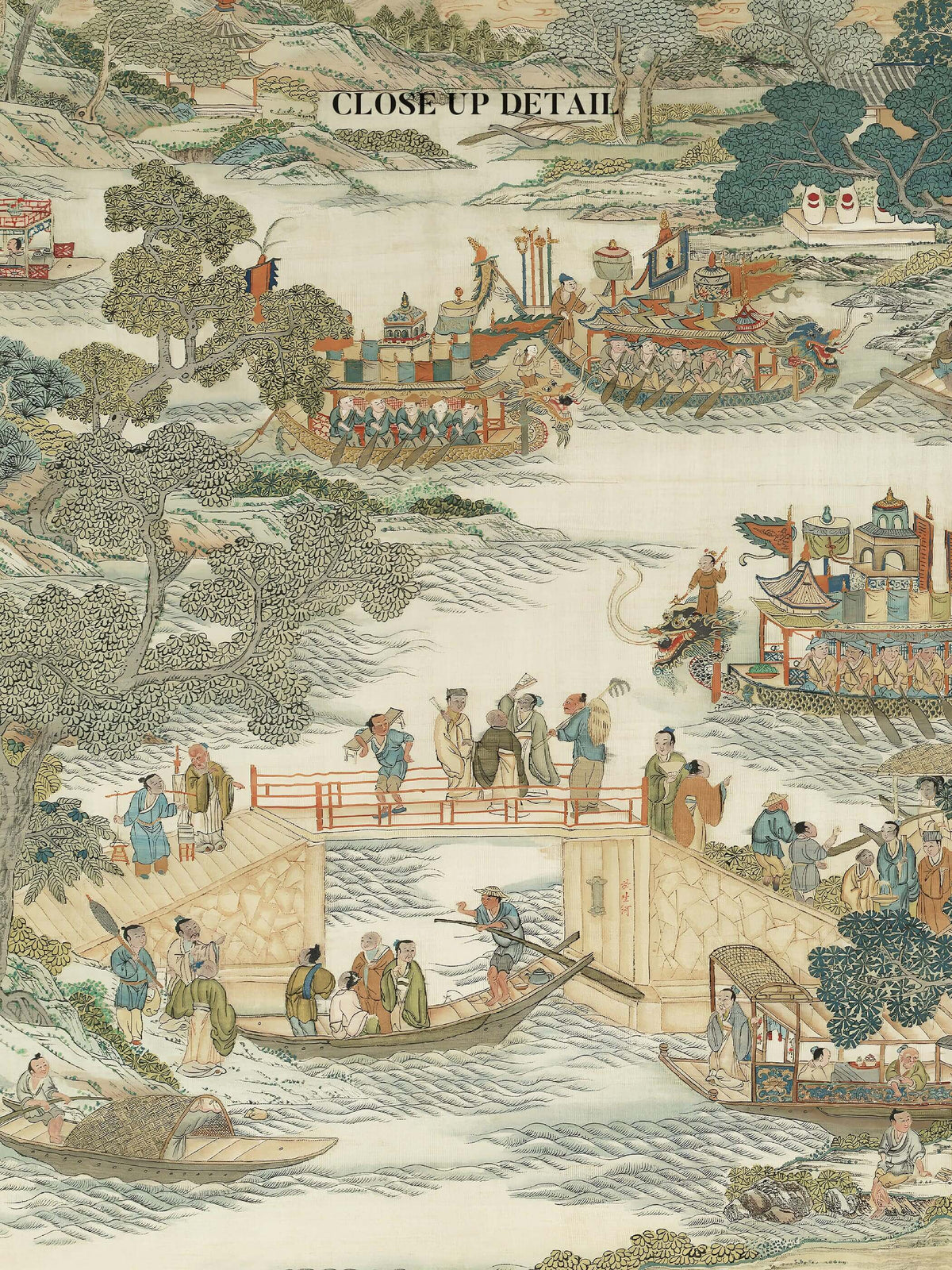 Nahaufnahme des Chinoiserie Kunstdrucks mit Drachenbooten, Ruderern und Zuschauern auf einer Brücke. Die feinen Linien und gedeckten Farben des historischen Motivs sind deutlich zu erkennen.