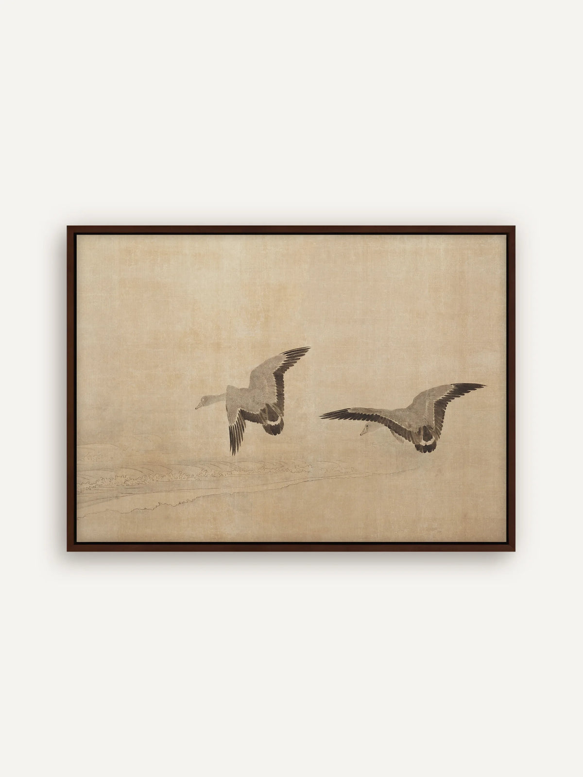 Japanisches Leinwandbild mit zwei fliegenden Gänsen im dunkelbraunen Schattenfugenrahmen. Die Tuschemalerei in Grau und Braunschwarz steht auf beigem Grund mit viel freier Fläche. #Rahmen_Braun