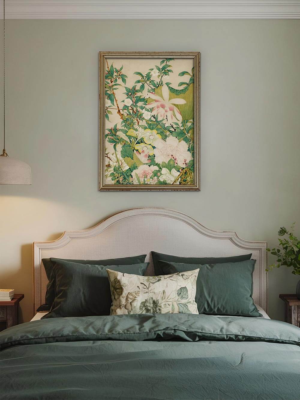 Der florale Vintage Kunstdruck im Chinoiserie-Stil hängt gerahmt über einem grünen Bett. Das Wandbild bringt eine ruhige, botanische Atmosphäre ins Schlafzimmer.