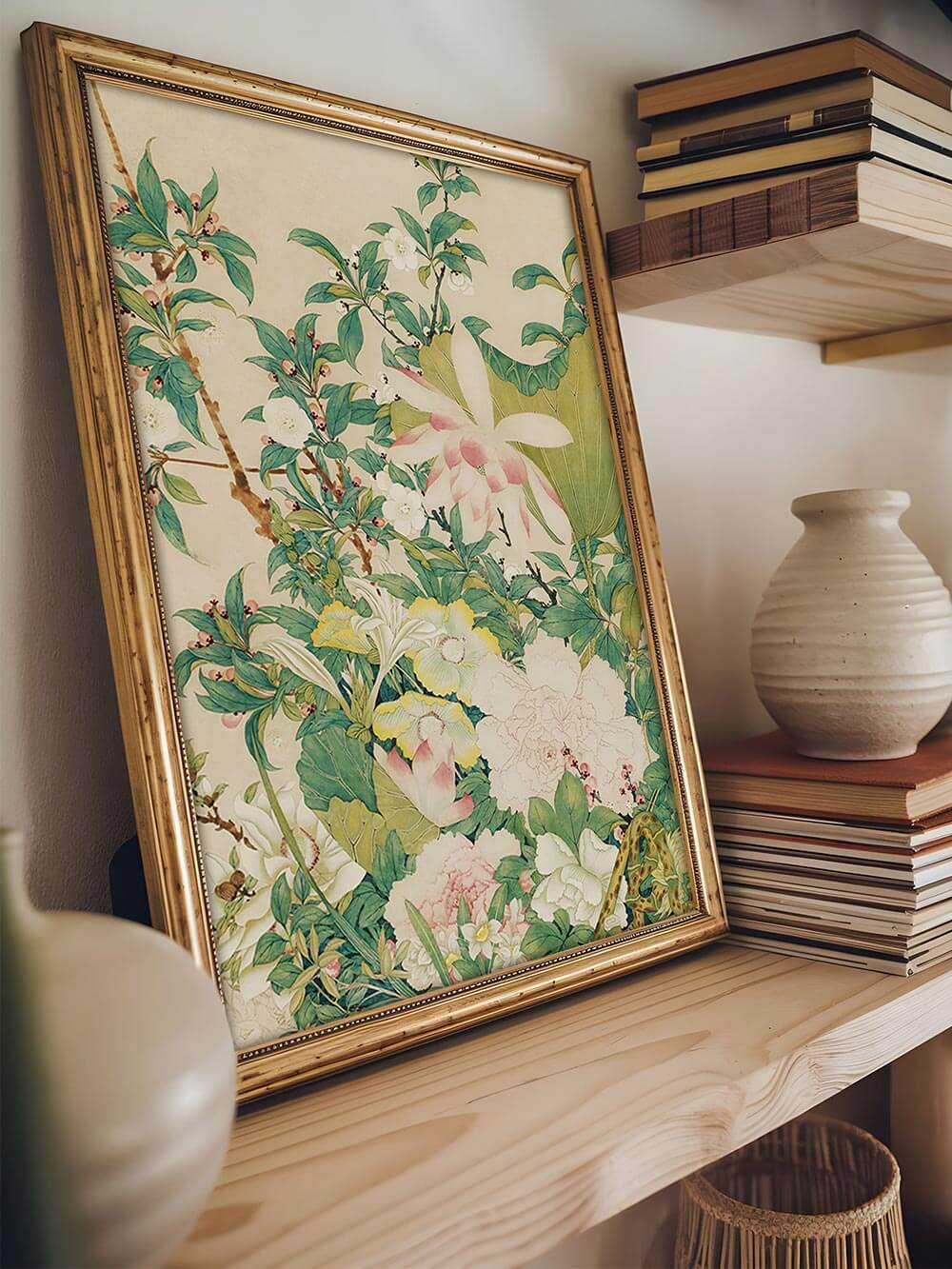 Gerahmter Chinoiserie Blumen Kunstdruck lehnt auf einem Holzregal neben Vasen und Büchern. Die detailreiche Illustration fügt sich harmonisch in die Einrichtung ein.