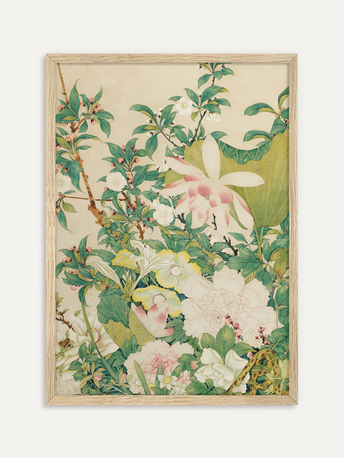 Kunstdruck, der üppige Lotusblüten, Pfingstrosen, Pflaumenblüten und Narzissen zwischen grünem Laub und einem großen Lotusblatt auf cremefarbenem Grund zeigt. Im Rahmen aus hellem Holz wirkt das Chinoiserie Motiv frisch und natürlich. #Rahmen_Helles Holz