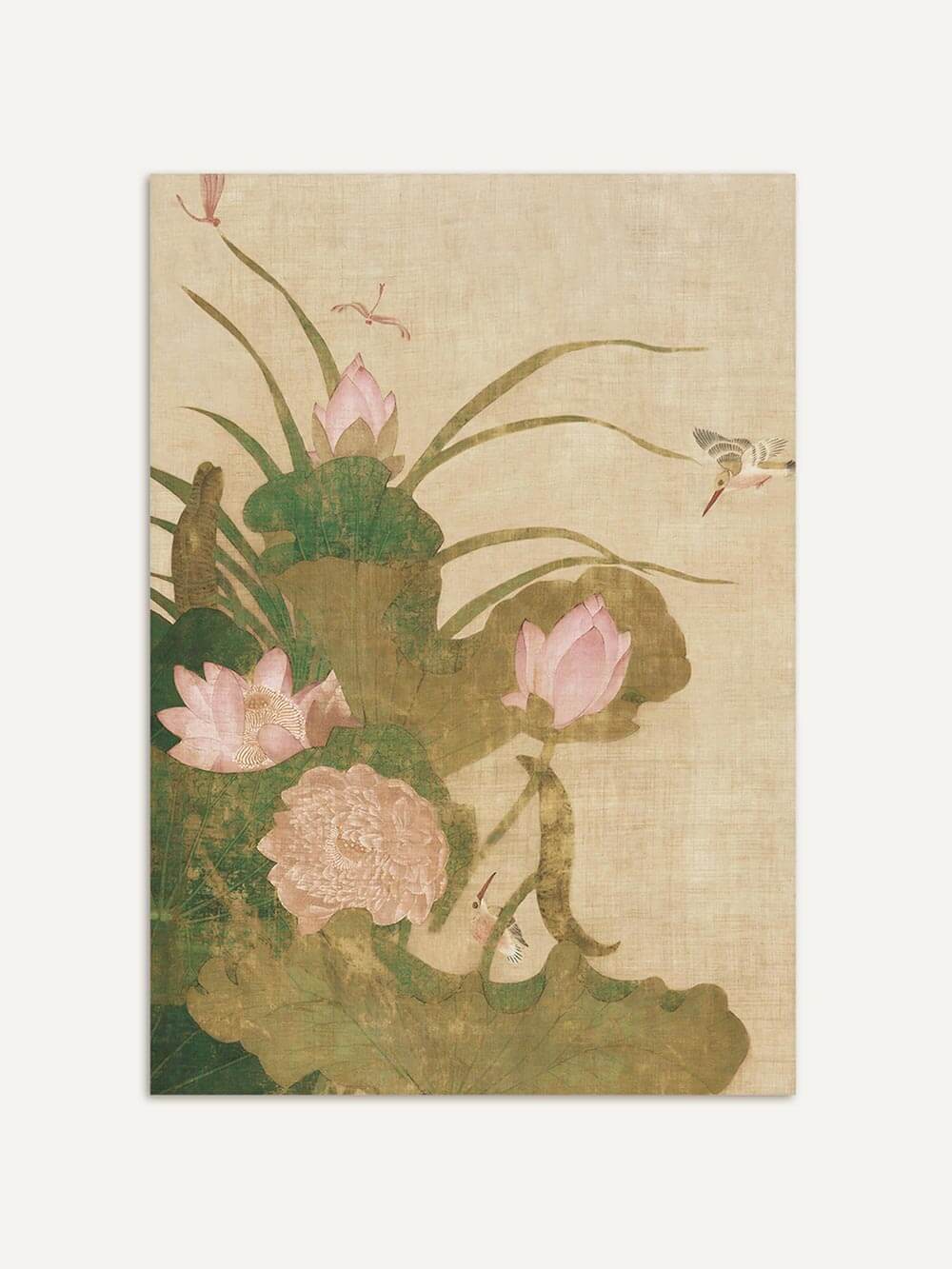 Botanischer Kunstdruck im Chinoiserie-Stil mit rosa Lotusblüten und zarten Grüntönen auf hellem Hintergrund. Das Vintage Wandbild strahlt Ruhe und feine Eleganz aus.