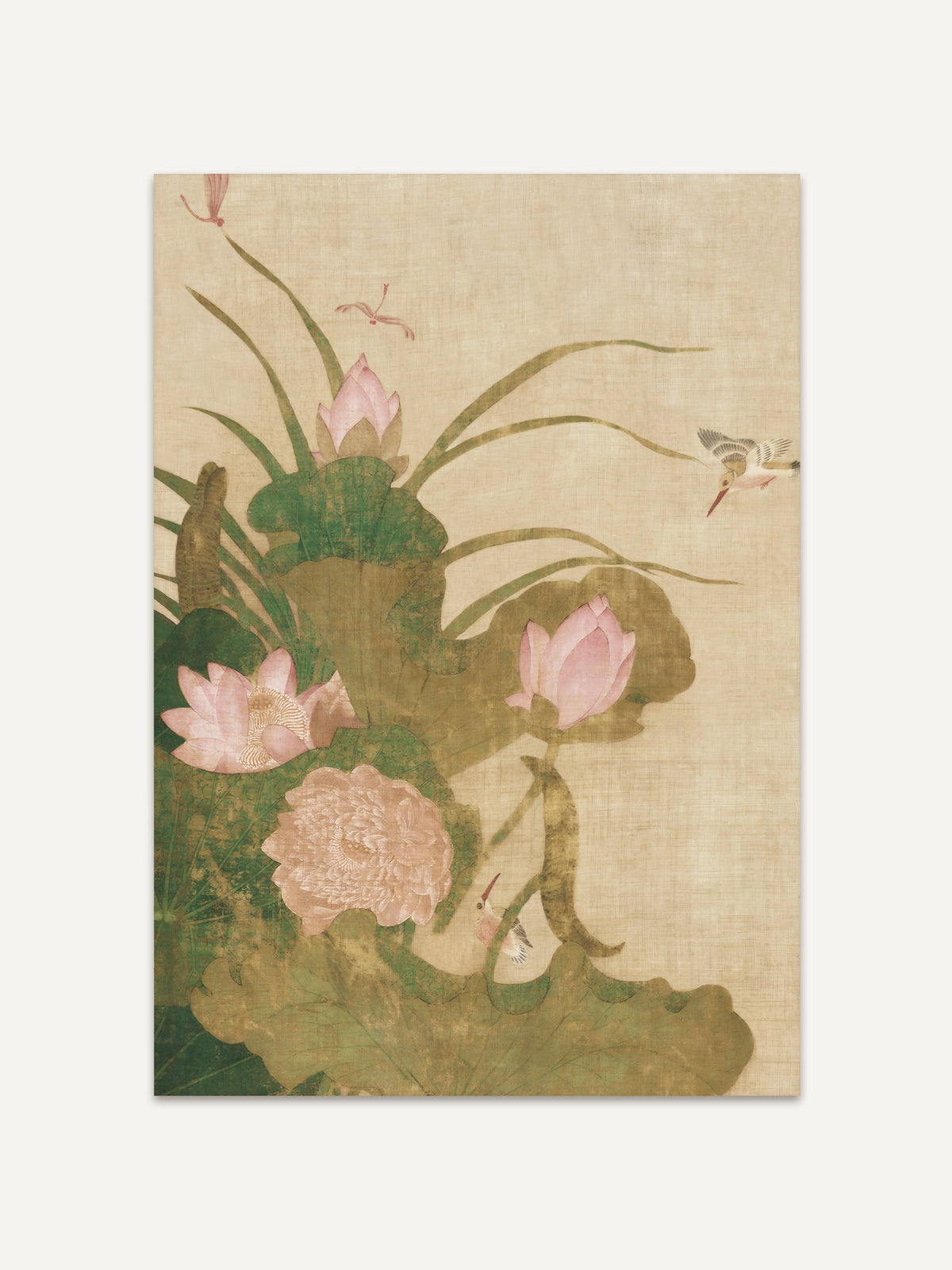 Botanischer Kunstdruck im Chinoiserie-Stil mit rosa Lotusblüten und zarten Grüntönen auf hellem Hintergrund. Das Vintage Wandbild strahlt Ruhe und feine Eleganz aus. #Rahmen_Ohne Rahmen
