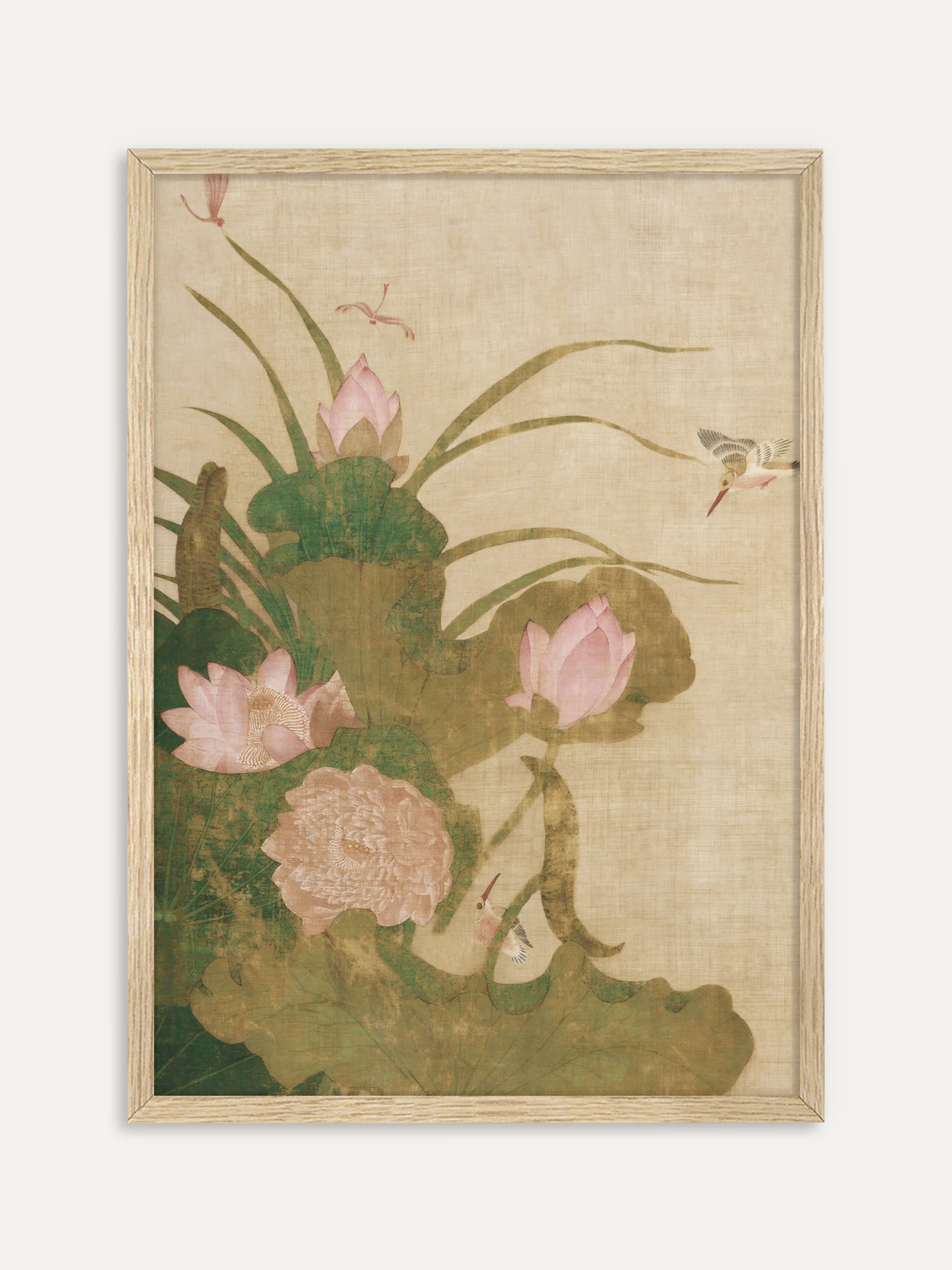 Kunstdruck, der rosa Lotusblüten und große Lotusblätter mit Libellen und zwei Eisvögeln auf beigem Seidengrund zeigt. Im Rahmen aus hellem Holz wirkt das Chinoiserie Motiv sanft und natürlich. #Rahmen_Helles Holz