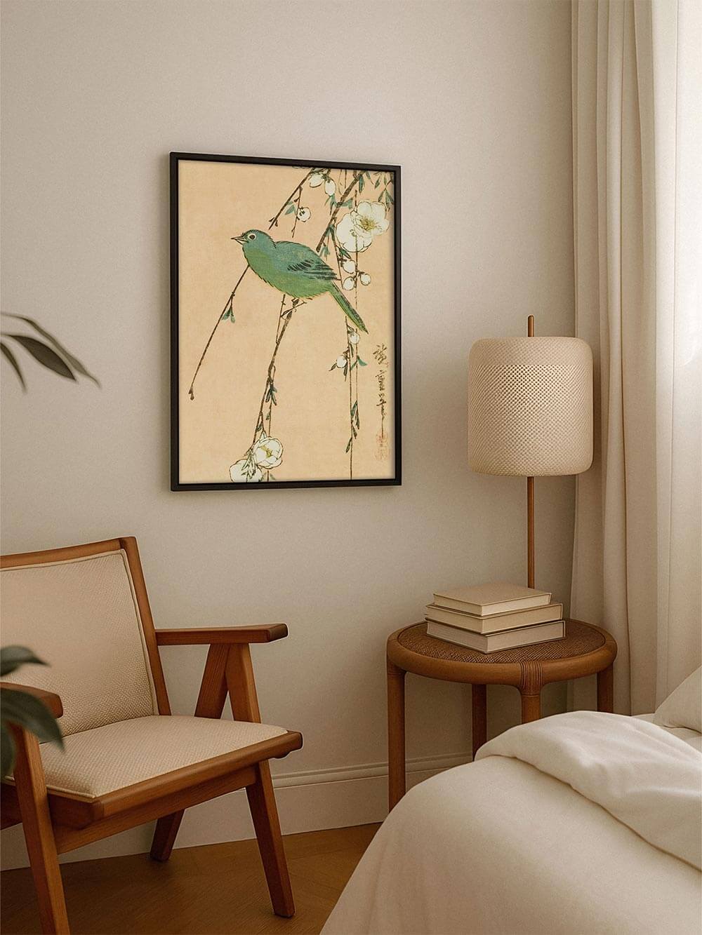 Botanischer Kunstdruck mit Vogel und Blüten hängt über einem Sessel und Nachttisch. Das Bild ergänzt die helle Einrichtung und schafft ein ruhiges, harmonisches Ambiente.