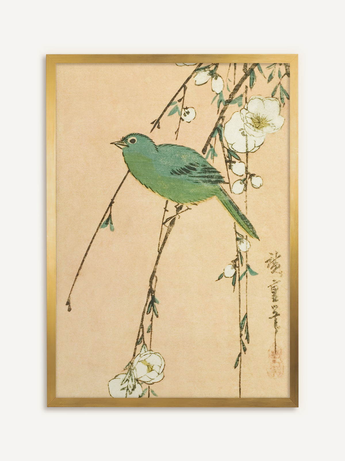 Wandbild, das einen grünen Vogel auf hängenden Zweigen mit weißen Blüten vor zart pfirsichfarbenem Grund zeigt. Im goldenen Rahmen wirkt der Holzschnitt wie ein antikes Sammlerblatt. #Rahmen_Gold