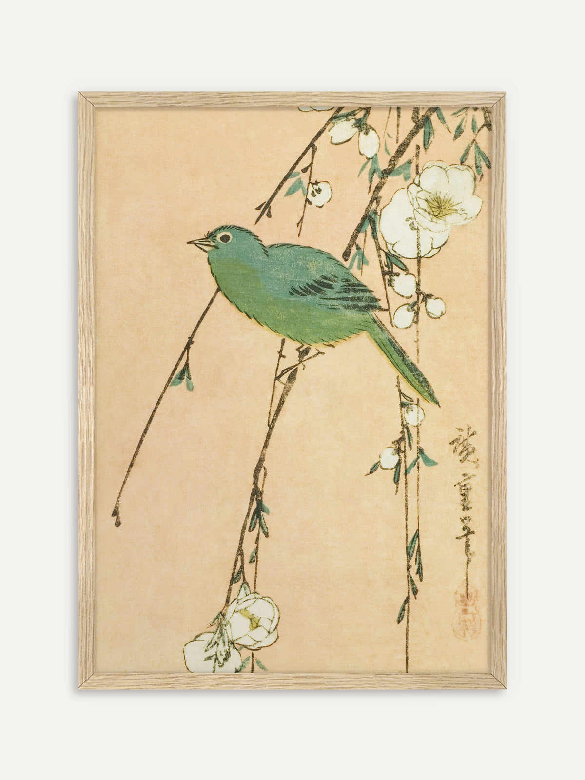 Kunstdruck, der einen grünen Vogel auf hängenden Zweigen mit weißen Blüten vor zart pfirsichfarbenem Grund zeigt. Im Rahmen aus hellem Holz wirkt das Motiv frisch und passt gut zu Japandi Räumen. #Rahmen_Helles Holz