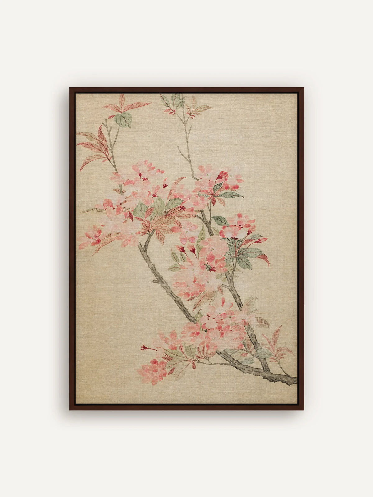 Leinwandbild mit zartrosa Kirschblüten, roten Knospen und salbeigrünen Blättern an einem dunklen Zweig auf warmem Beige im Schattenfugenrahmen in Braun. Chinoiserie Wandbild nach Ma Yuanyu. #Rahmen_Braun