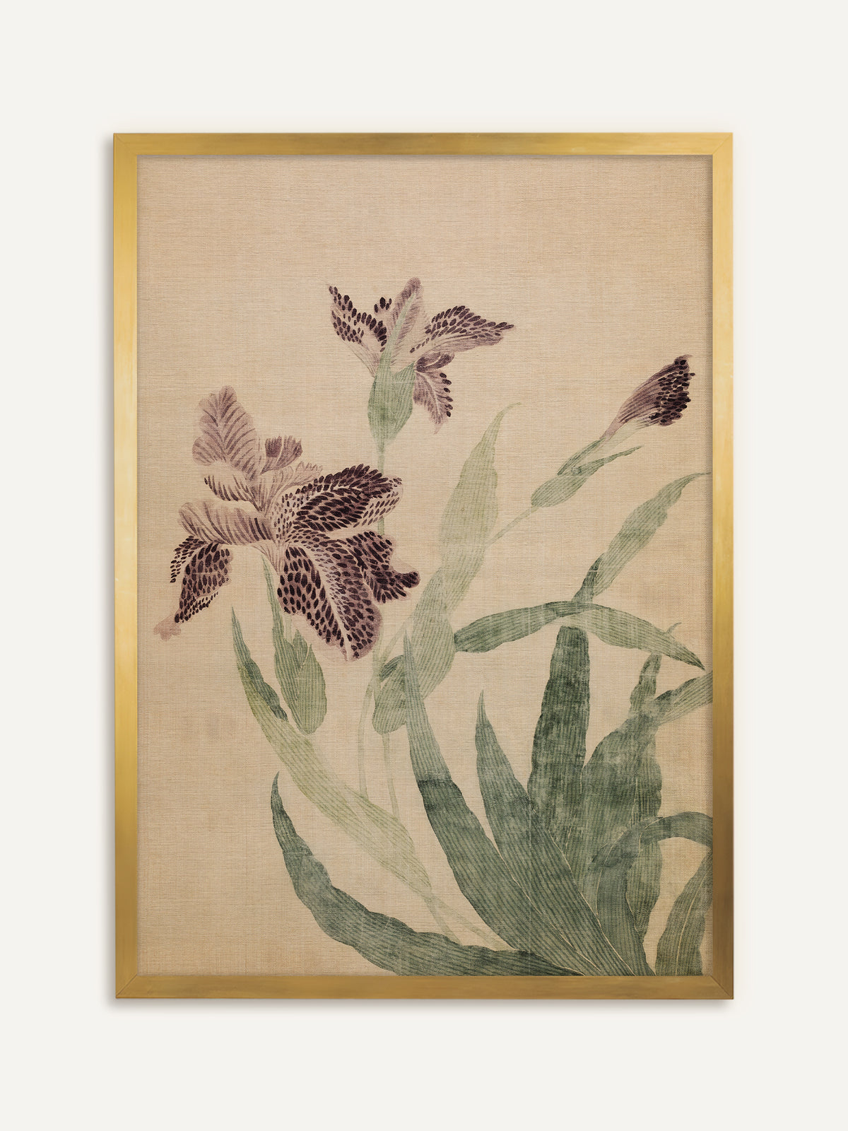 Wandbild, das zwei violette Irisblüten mit dunkel gesprenkelten Blütenblättern, einer Knospe und schmalen grünen Blättern auf beigem Seidengrund zeigt. Im goldenen Rahmen wirkt die Iris wie eine antike Seidenmalerei. #Rahmen_Gold