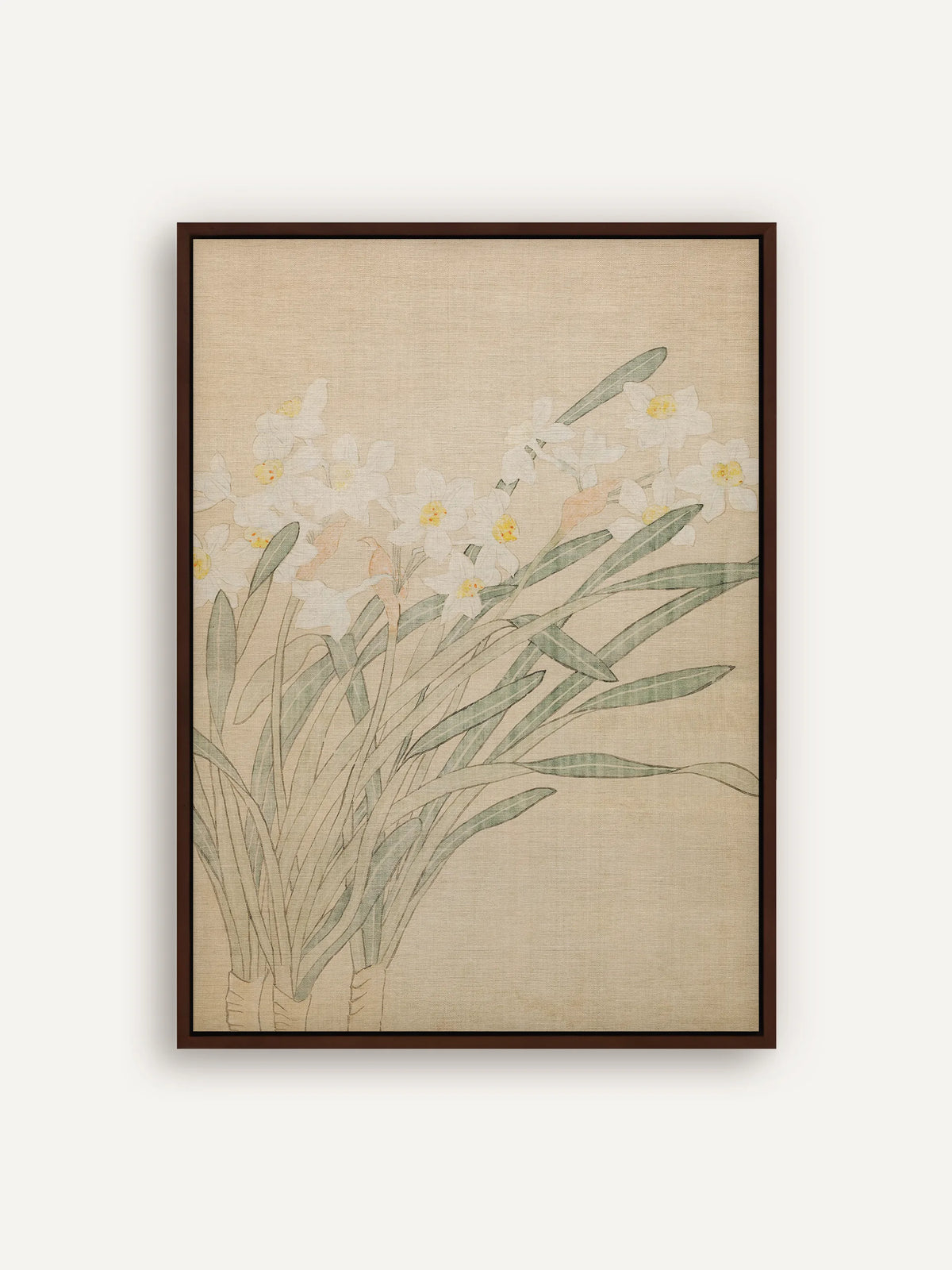 Leinwandbild mit weißen Narzissen mit gelber Mitte und langen, schmalen Blättern in Salbeigrün auf hellem Beige im Schattenfugenrahmen in Braun. Chinoiserie Wandbild nach Ma Yuanyu. #Rahmen_Braun