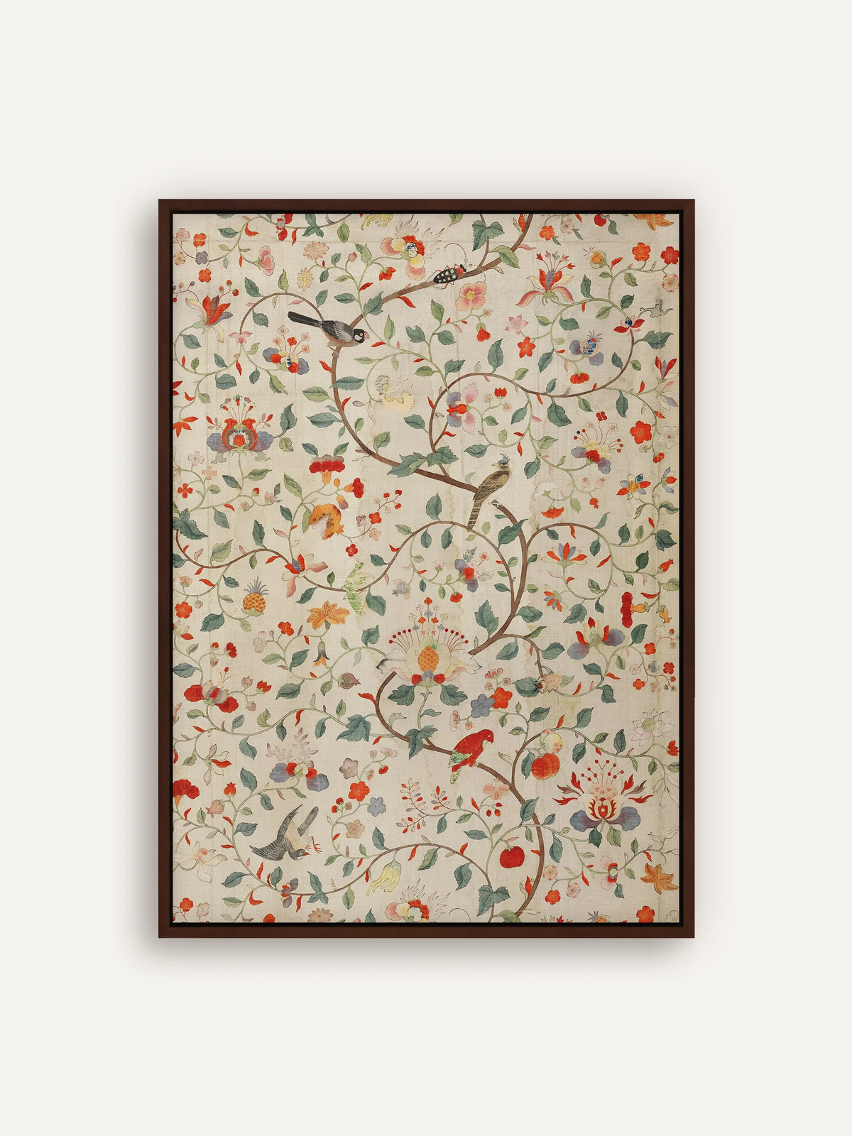 Leinwandbild mit geschwungenen Ranken, orangeroten Blüten, graugrünem Laub, Vögeln und Früchten auf elfenbeinfarbenem Grund im Schattenfugenrahmen in Braun. Chinoiserie Wandbild nach einer chinesischen Wandtafel. #Rahmen_Braun