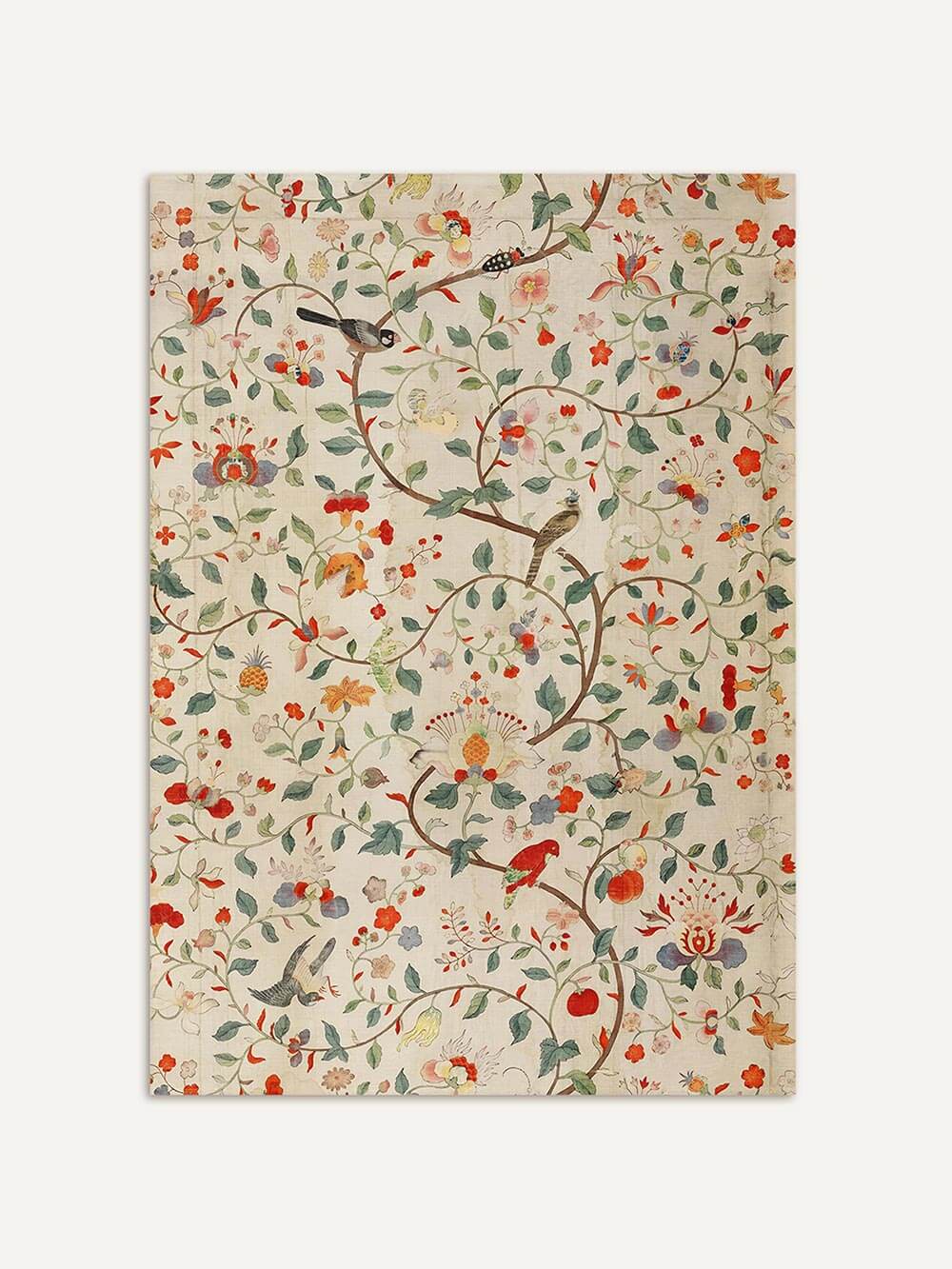 Botanischer Chinoiserie Kunstdruck mit detailreichen Blumen und Vögeln auf hellem Hintergrund. Die Illustration erinnert an Vintage Wandkunst mit verspielter Eleganz.
