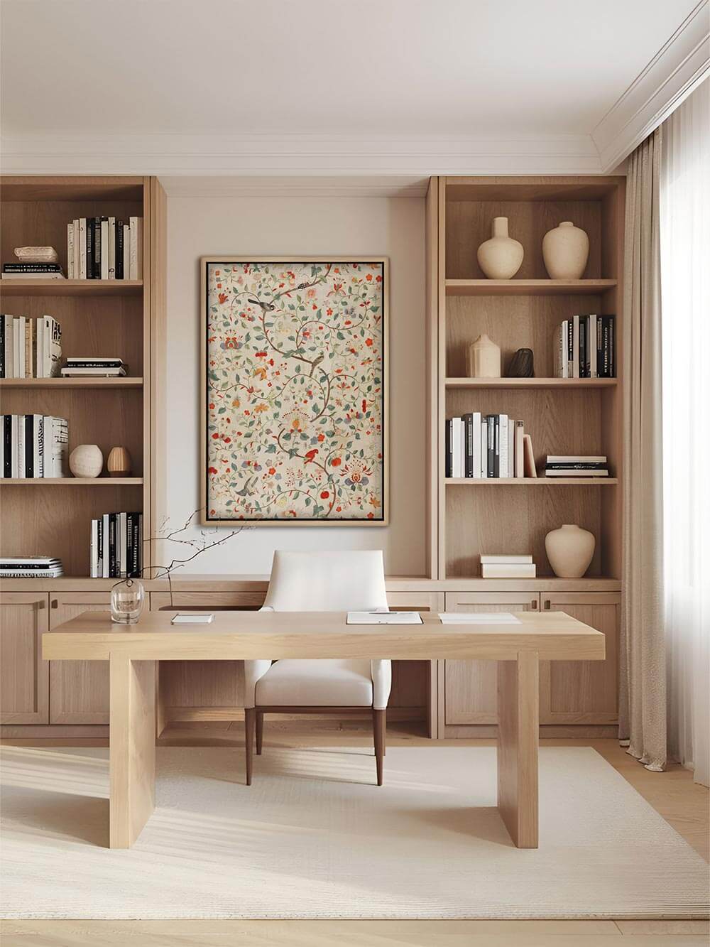 Der Vintage Chinoiserie Kunstdruck hängt gerahmt im Büro zwischen Bücherregalen. Die florale Illustration mit Vögeln setzt einen farbenfrohen Akzent in der ruhigen Einrichtung.