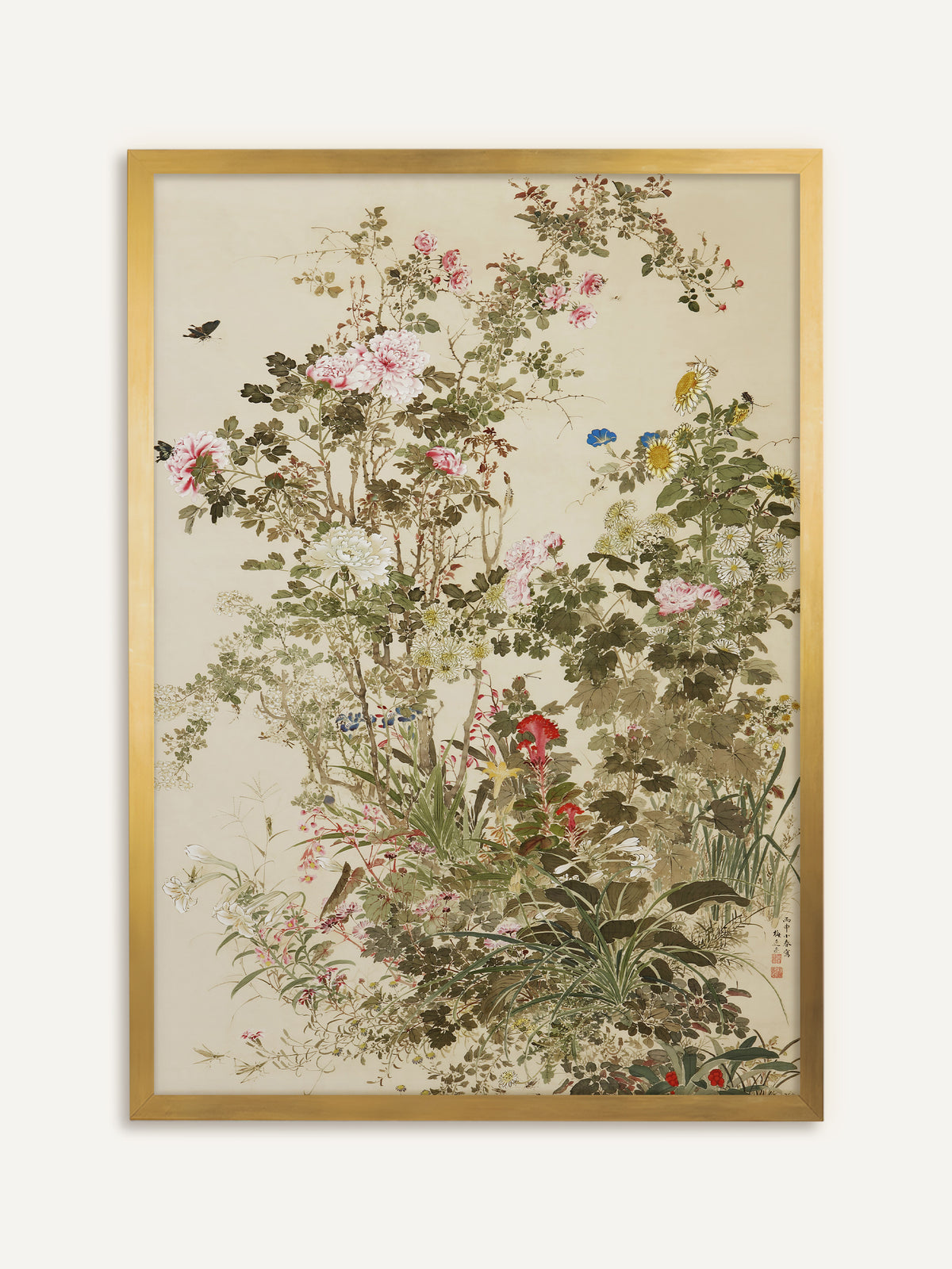 Wandbild, das einen üppigen Blumengarten mit Pfingstrosen, Rosen, Chrysanthemen, Sonnenblumen und roten Hahnenkämmen auf cremefarbenem Grund zeigt. Im goldenen Rahmen wirkt die Blütenfülle wie ein antikes Rollbild. #Rahmen_Gold