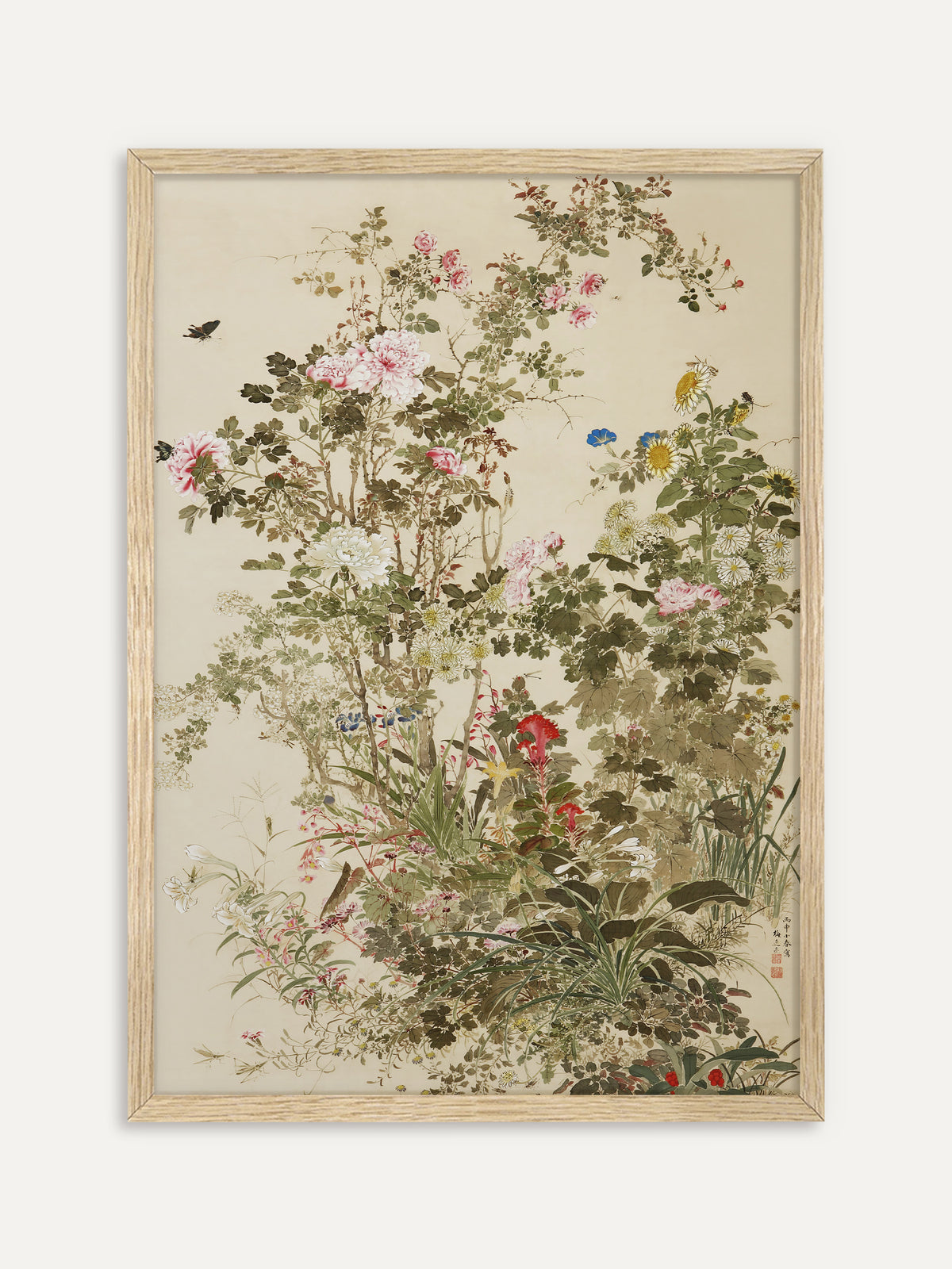 Kunstdruck, der einen üppigen Blumengarten mit Pfingstrosen, Rosen, Chrysanthemen, Sonnenblumen und roten Hahnenkämmen auf cremefarbenem Grund zeigt. Im Rahmen aus hellem Holz wirkt das Chinoiserie Motiv natürlich und hell. #Rahmen_Helles Holz