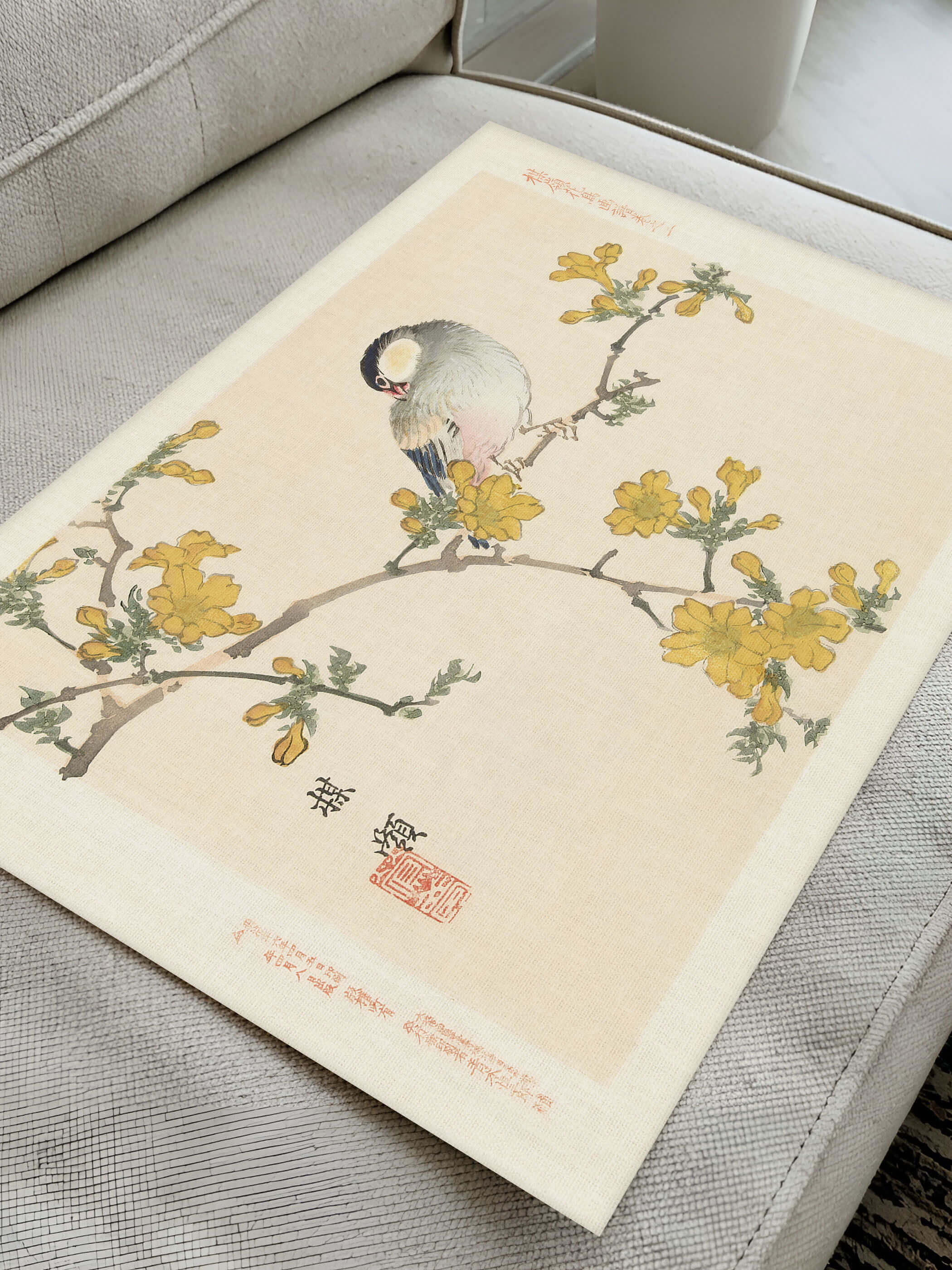 Nahaufnahme des Chinoiserie Kunstdrucks auf Leinwand zeigt die feinen Details des Reisvogels, die zarten gelben Blüten und die sichtbare Leinwandstruktur. Die warmen Cremetöne und der rote Siegelstempel unterstreichen den vintage Charakter dieses Wandbilds.