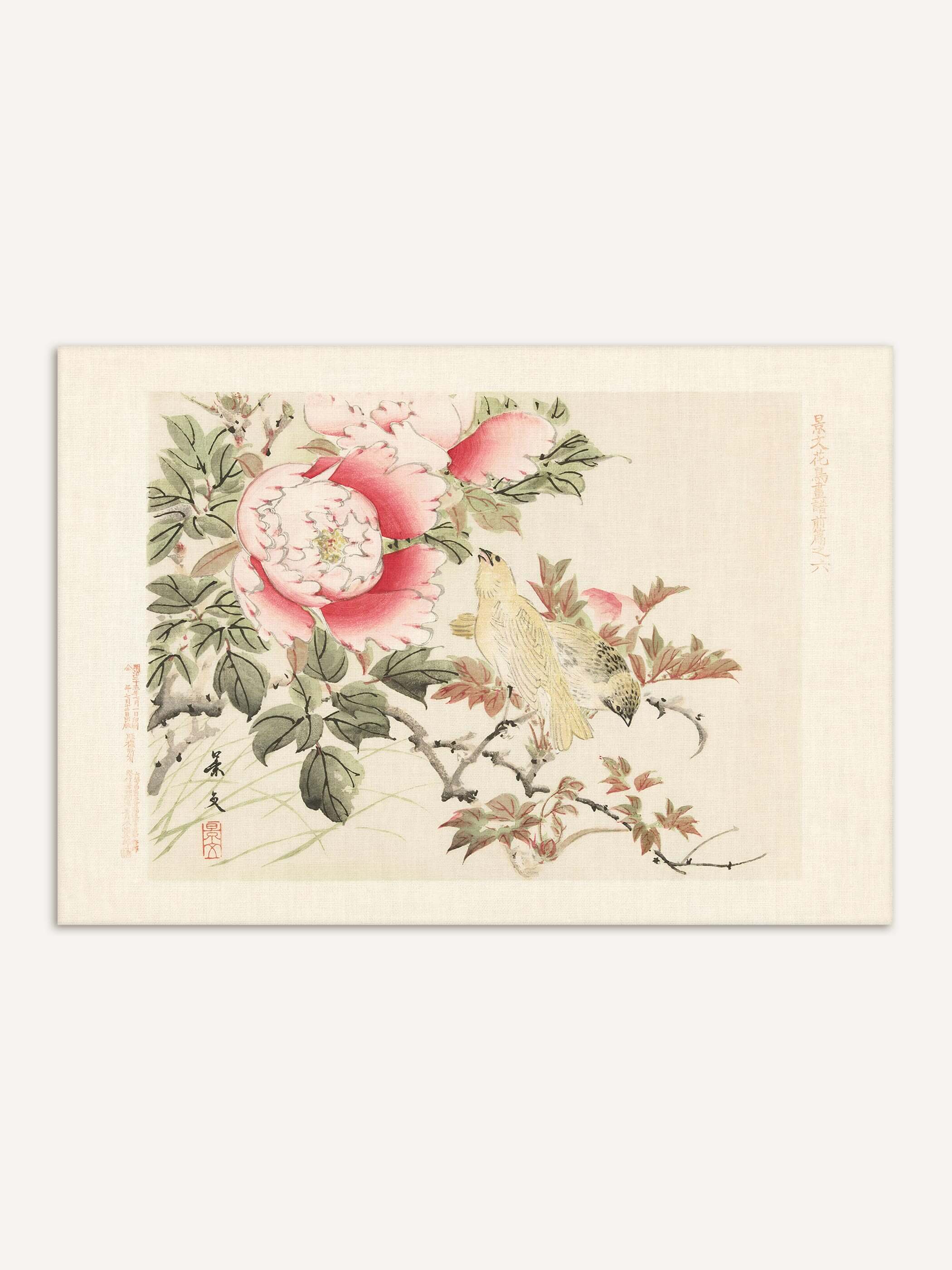 Chinoiserie Kunstdruck auf Leinwand mit zwei gelben Vögeln zwischen blühenden rosa Pfingstrosen vor cremefarbenem Hintergrund, ergänzt durch Schriftzeichen und roten Siegelstempel. Das Wandbild eignet sich für Wohnzimmer und Flur.
