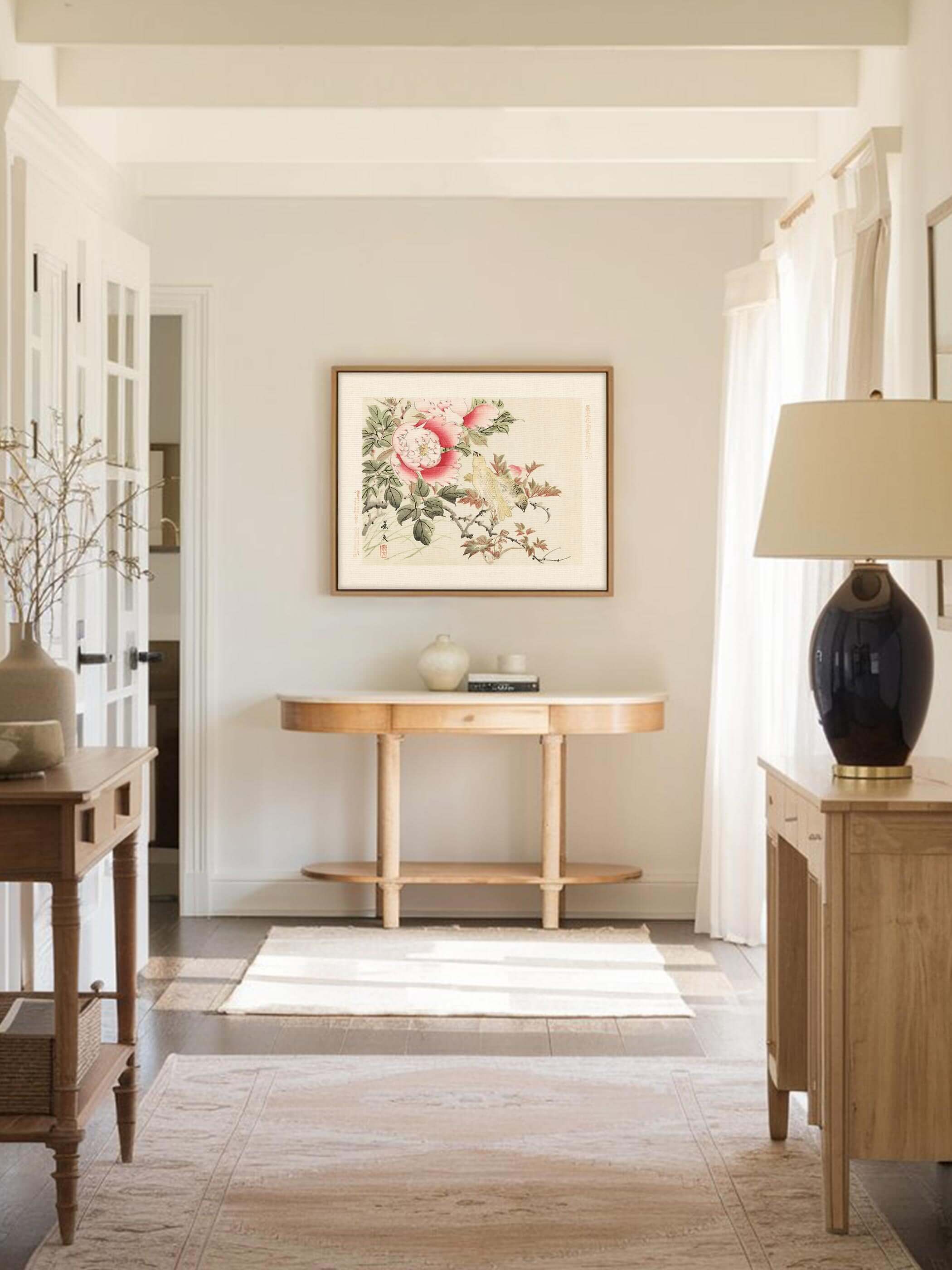 Chinoiserie Wandbild mit Vögeln und Pfingstrosen hängt gerahmt über einer runden Konsole im hellen Eingangsbereich mit Vorhängen und Tischlampe. Der Kunstdruck verleiht dem Flur eine freundliche, blühende Note.
