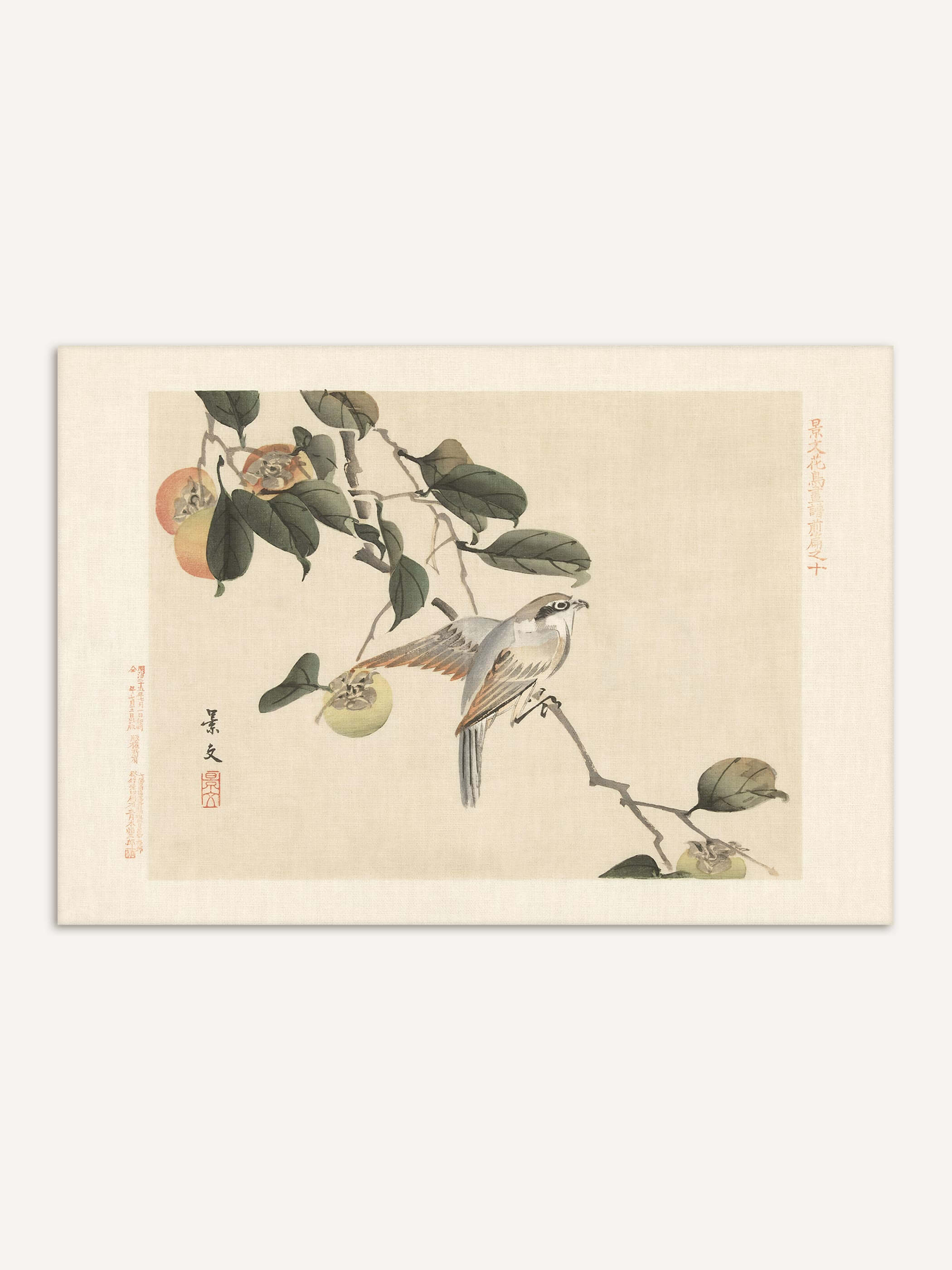Chinoiserie Kunstdruck mit einem Vogel auf einem Kaki-Zweig vor cremefarbenem Hintergrund, ergänzt durch Schriftzeichen und roten Siegelstempel. Das Wandbild eignet sich für Schlafzimmer und Esszimmer.