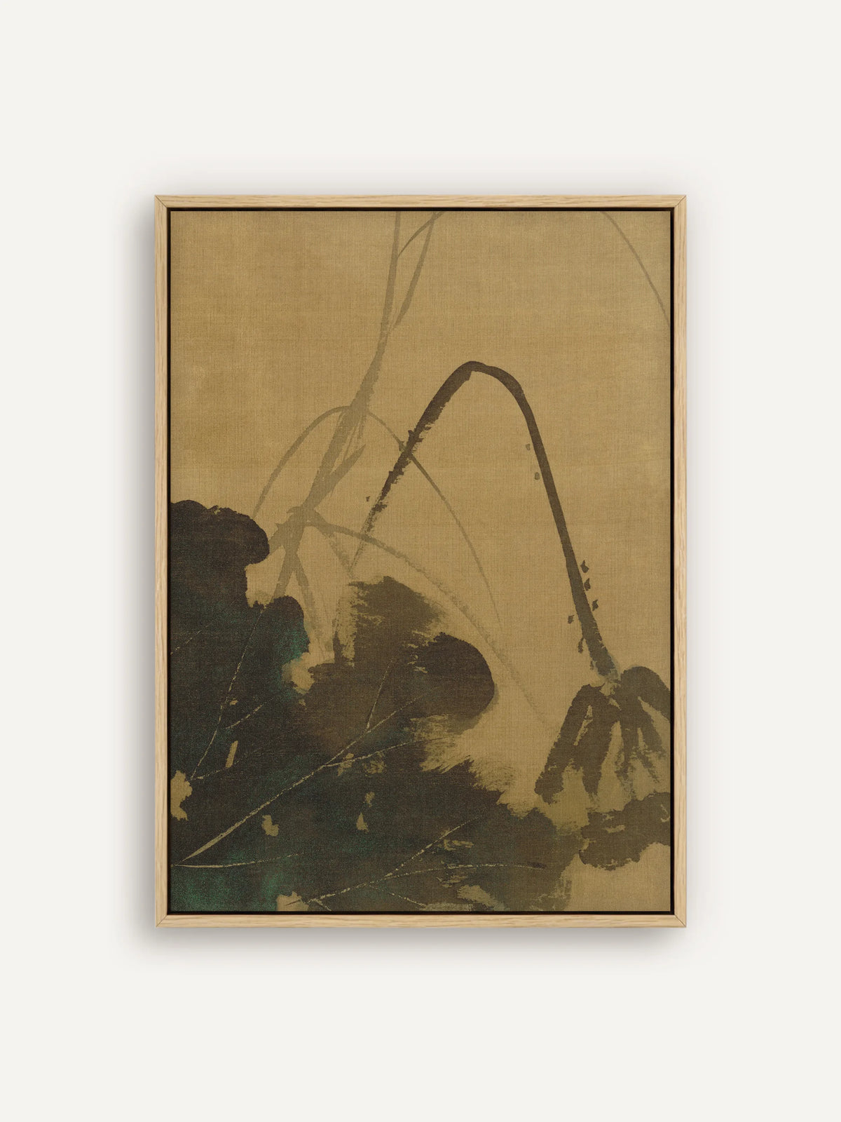 Leinwandbild mit dunklem Lotusblatt in Schwarzbraun und Smaragdgrün und einem weit gebogenen Stängel auf ockerfarbenem Grund im Schattenfugenrahmen in Natur. Wabi Sabi Wandbild nach Shibata Zeshin. #Rahmen_Natur