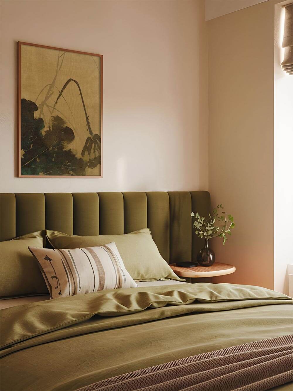 Großformatiger Wabi-Sabi-Kunstdruck mit abstrahiertem Lotusmotiv in warmen Ocker- und Grüntönen über einem gepolsterten Bett in Olivgrün, der eine ruhige, natürliche Stimmung erzeugt und als harmonisches Wandbild für ein minimalistisches Schlafzimmer wirkt.