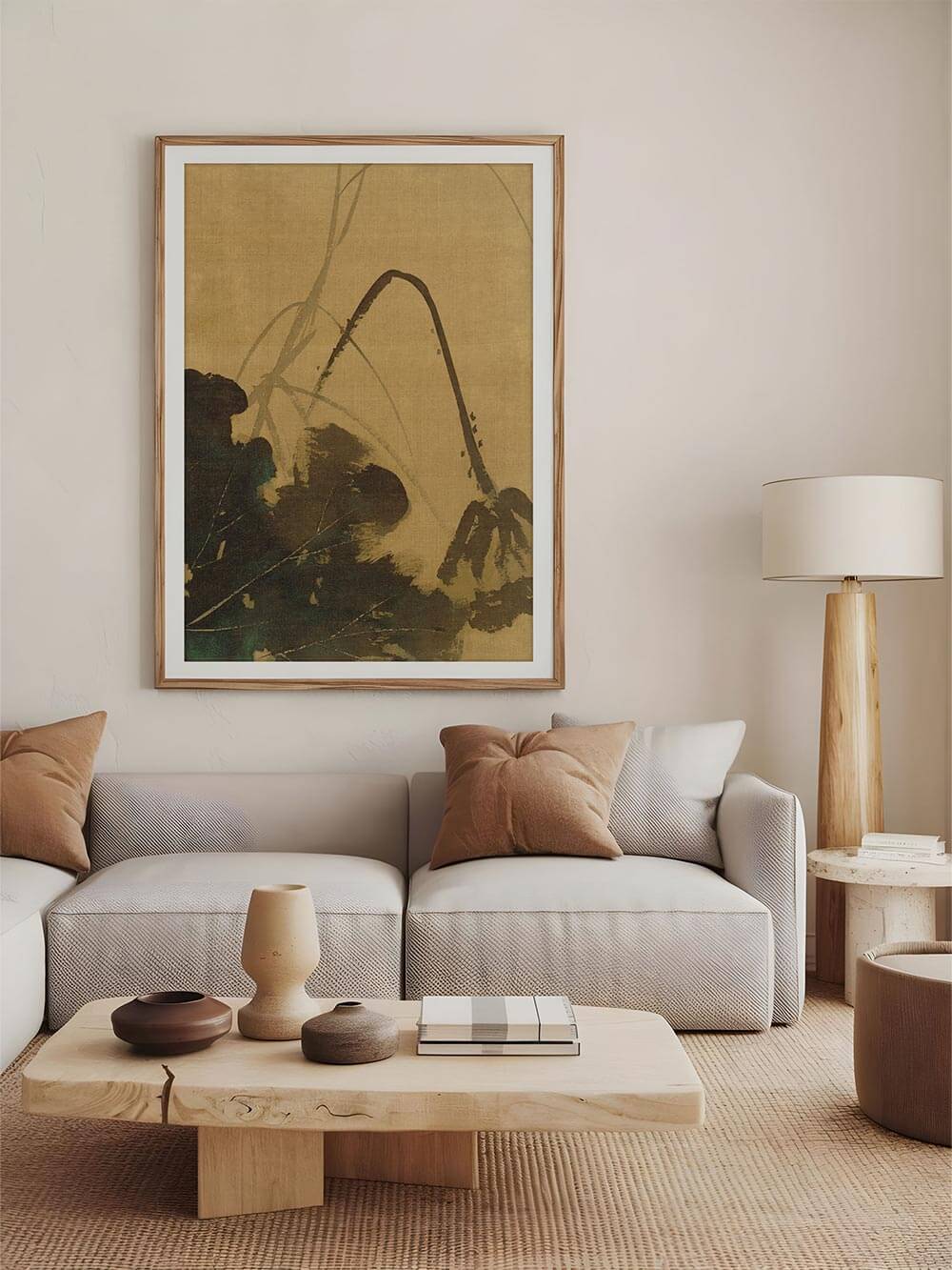 Abstrakter Lotus-Kunstdruck im Wabi-Sabi-Stil hängt über einem hellen Sofa in einem ruhigen Wohnzimmer, wobei die erdigen Farben und die reduzierte Formensprache eine zeitlose Galerie-Wand mit natürlicher Eleganz ergänzen.