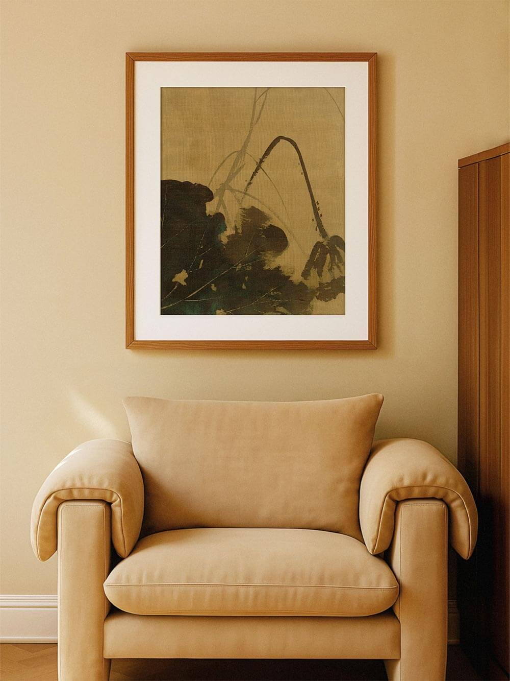 Großes abstraktes Lotus-Wandbild im Wabi-Sabi-Stil über einer Holzkommode im Wohnzimmer, das mit seinen erdigen Farben und der reduzierten Komposition eine entspannte, stilvolle Atmosphäre für moderne Wohnkonzepte schafft.