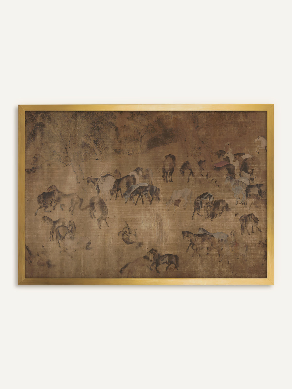 Wandbild, das eine Herde grasender und sich wälzender Pferde unter alten Bäumen in warmen Sepia- und Brauntönen auf gealtertem Grund zeigt. Im goldenen Rahmen leuchtet der warme Grund und die Szene wirkt wie eine alte asiatische Seidenmalerei. #Rahmen_Gold