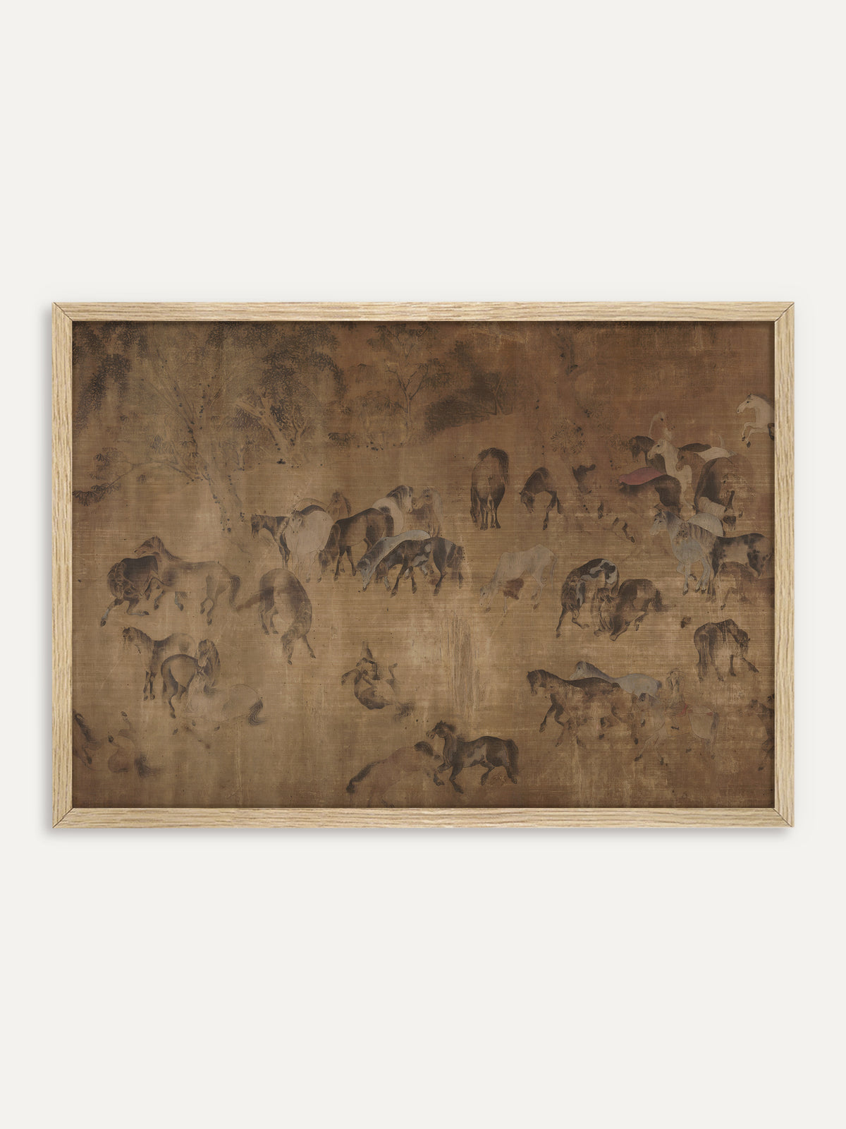 Kunstdruck, der eine Herde grasender und sich wälzender Pferde unter alten Bäumen in warmen Sepia- und Brauntönen auf gealtertem Grund zeigt. Im Rahmen aus hellem Holz wirkt die Szene ruhig und fügt sich in eine Einrichtung im Wabi-Sabi-Stil ein. #Rahmen_Helles Holz