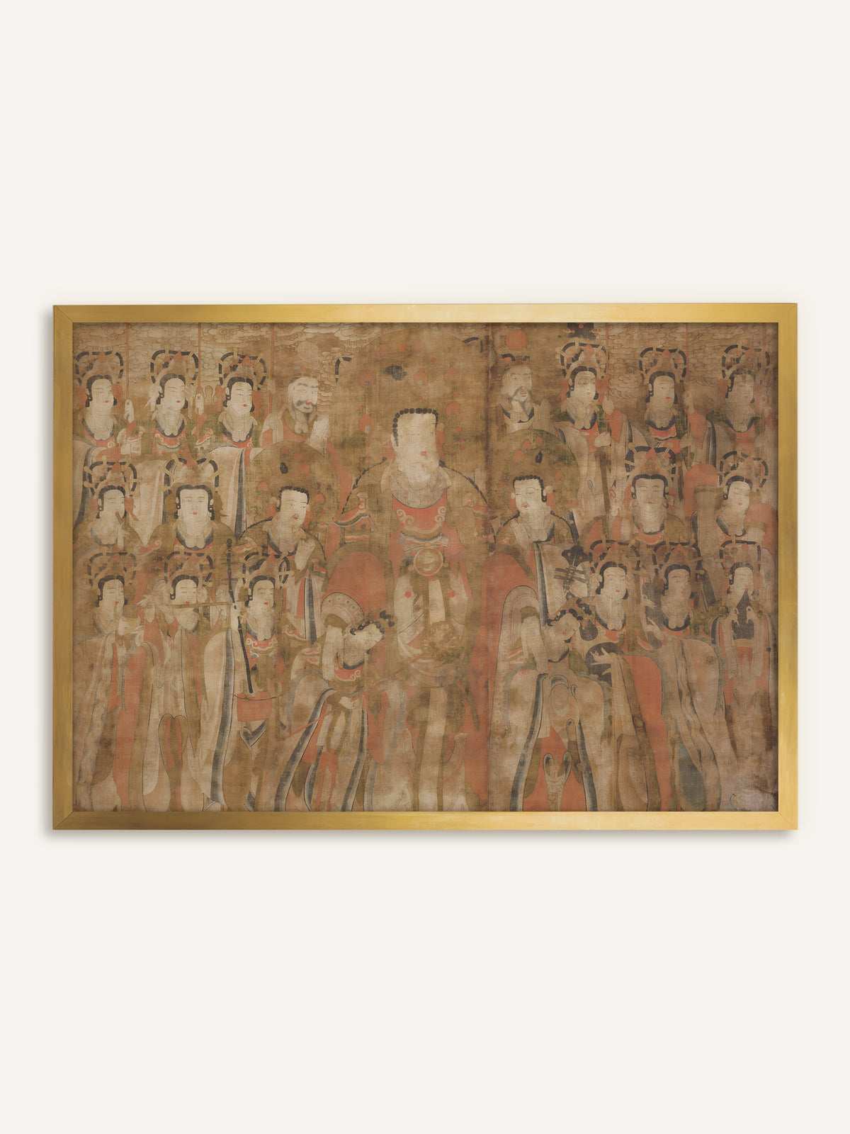 Wandbild, das eine hohe Gestalt in rostrotem Gewand inmitten gekrönter Begleiter, bärtiger Männer und Musiker auf verblasstem, goldbraunem Grund zeigt. Im goldenen Rahmen leuchtet der Goldgrund wärmer und das Chinoiserie Motiv wirkt festlich. #Rahmen_Gold