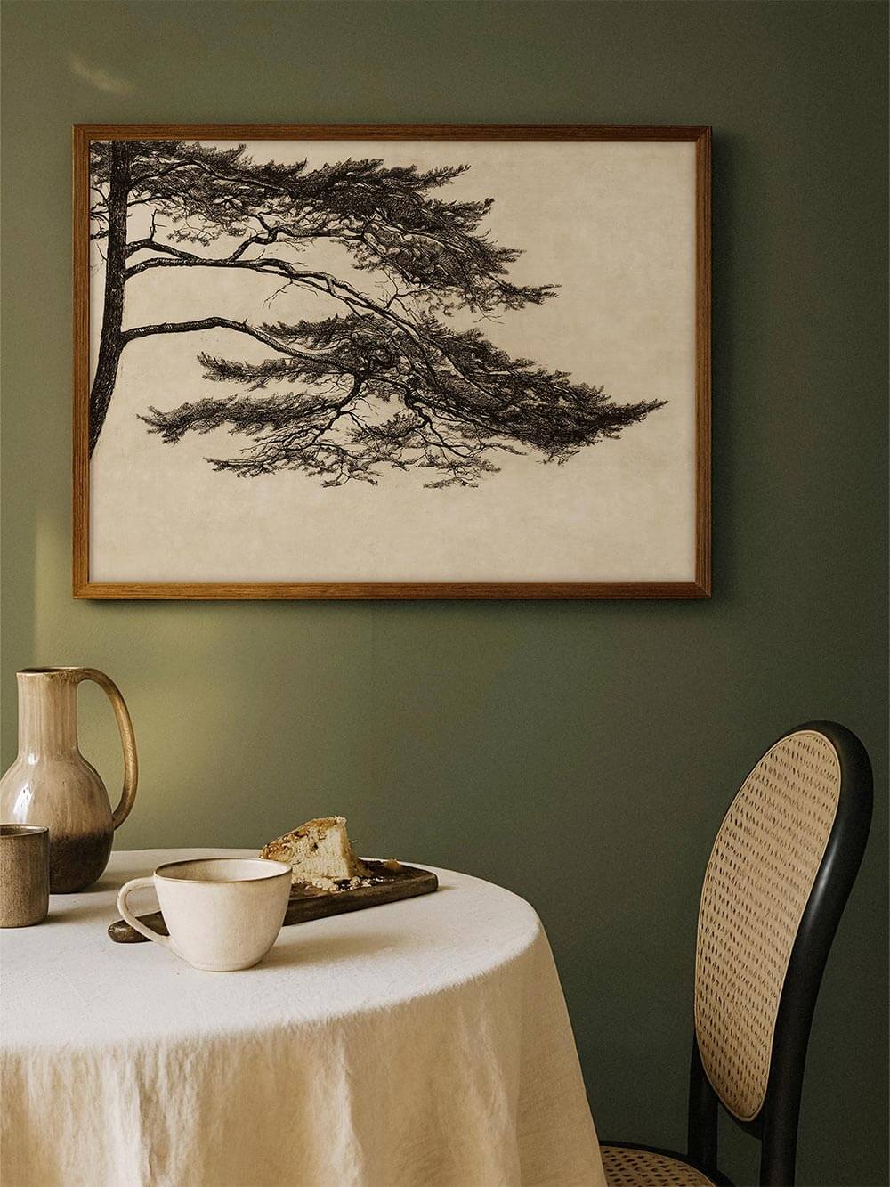 Wabi-Sabi Kunstdruck einer feinen Kiefer auf heller Leinwand, gerahmt in Holz, über einem gedeckten Tisch mit Keramikgeschirr. Das Wandbild verbindet natürliche Ästhetik mit japanischer Schlichtheit – ideal für zeitlose Raumgestaltung.