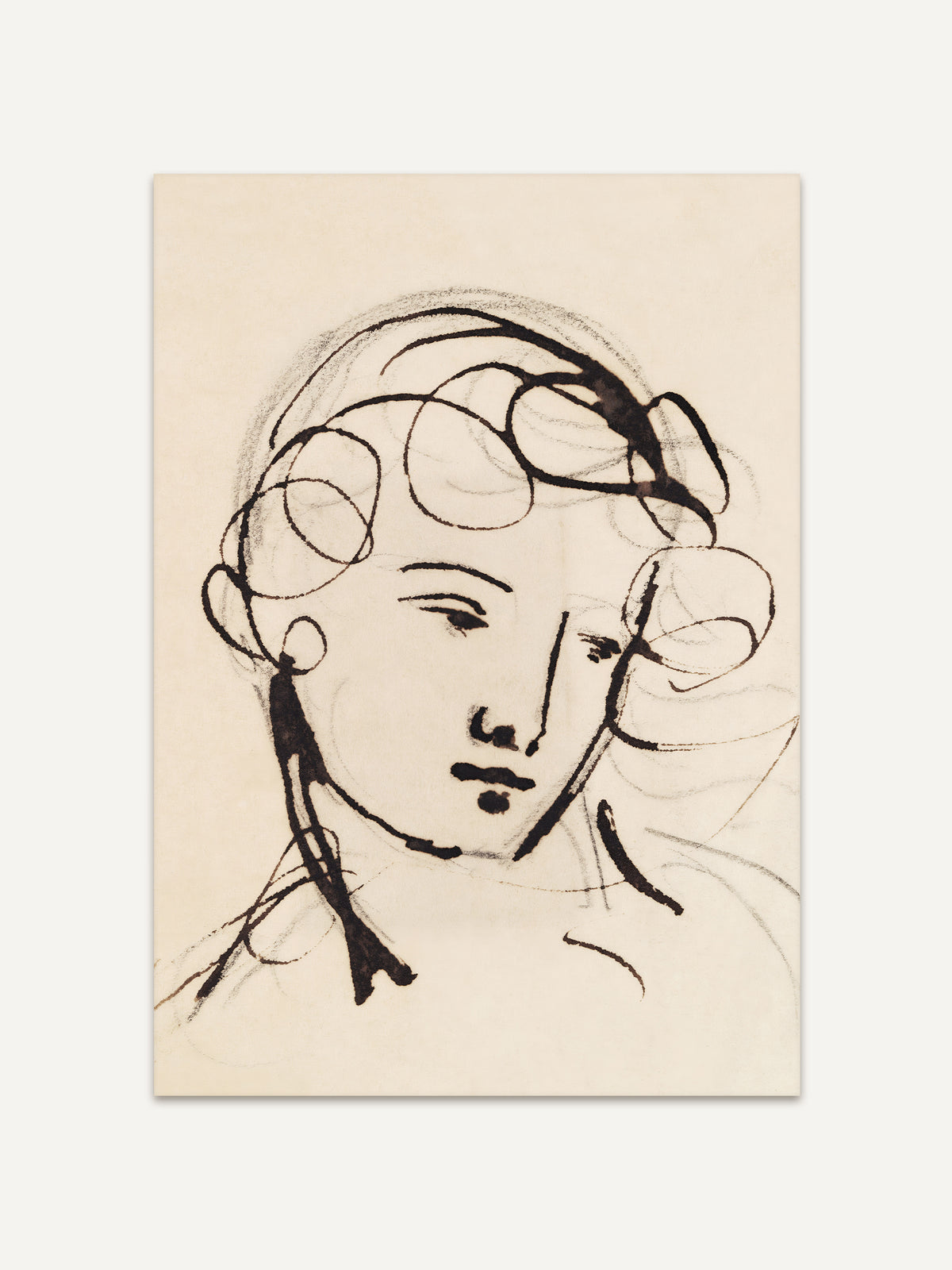 Kunstdruck einer Tuscheskizze, die den Kopf einer Frau mit lockigem Haar, rundem Ohrring und gesenktem Blick auf warmem Beige zeigt. Ein minimalistisches Frauenporträt im Stil einer Vintage Zeichnung. #Rahmen_Ohne Rahmen