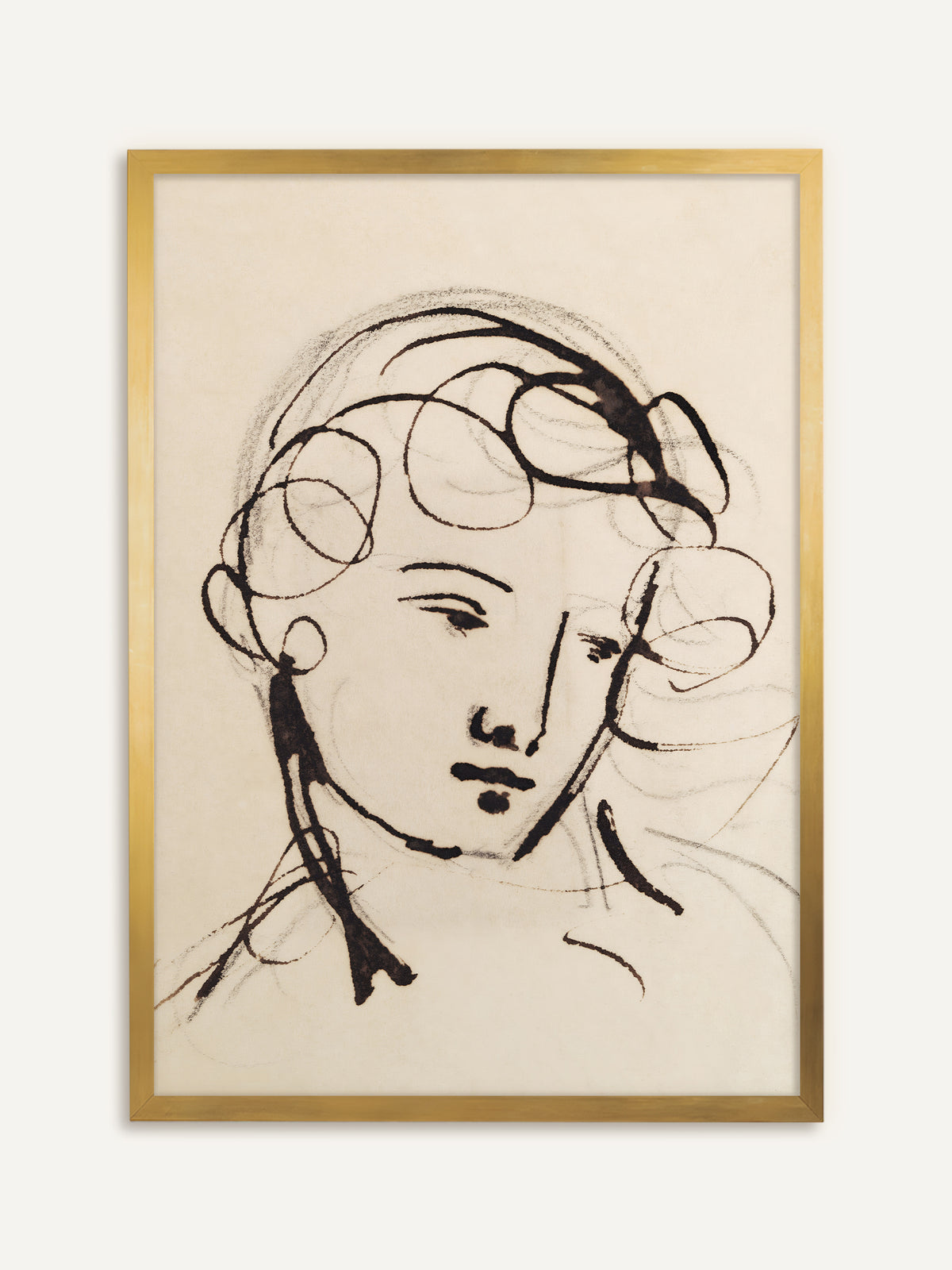 Wandbild, das eine Tuscheskizze eines Frauenkopfs mit losen Locken, rundem Ohrring und gesenktem Blick auf warmem Beige zeigt. Im goldenen Rahmen wirkt die Skizze wie ein antikes Sammlerblatt. #Rahmen_Gold