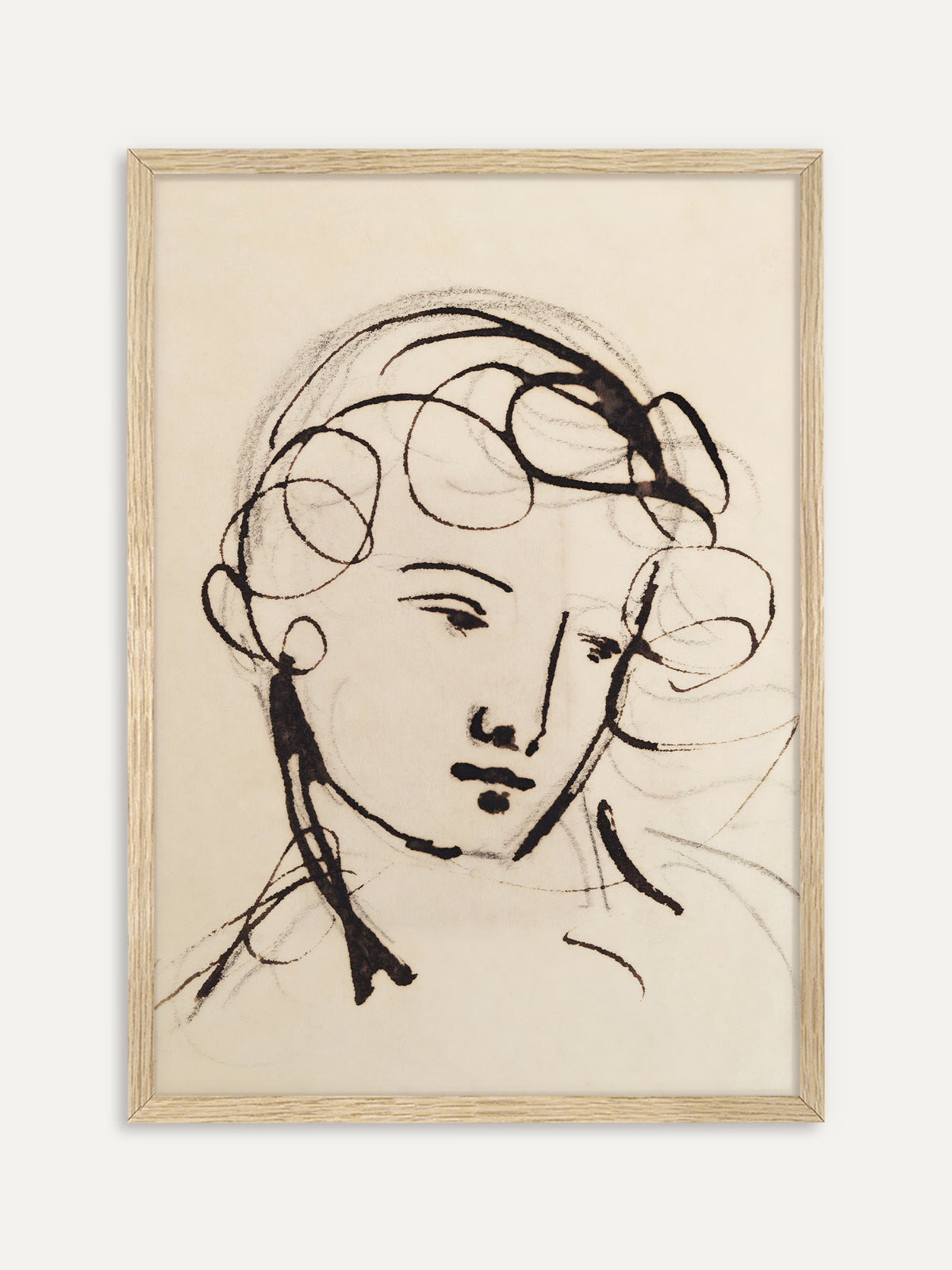 Kunstdruck, der eine Tuscheskizze eines Frauenkopfs mit losen Locken, rundem Ohrring und gesenktem Blick auf warmem Beige zeigt. Im Rahmen aus hellem Holz wirkt die Zeichnung leicht und passt gut zu Japandi Räumen. #Rahmen_Helles Holz