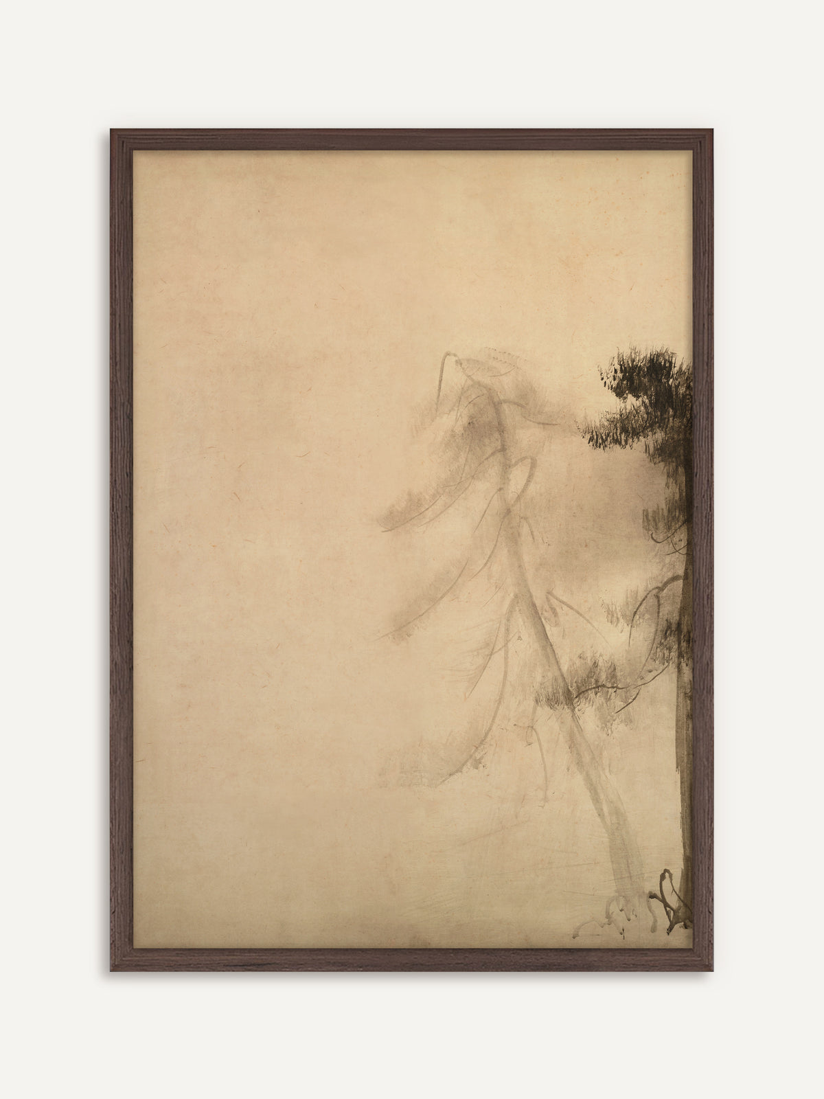 Poster, das eine hohe, schräg geneigte Kiefer in blasser Tusche zeigt, die im Nebel verblasst, rechts am Rand eine dunkle Kiefer auf beigem Grund. Der Rahmen aus dunklem Holz greift die dunkle Kiefer am Rand auf. #Rahmen_Dunkles Holz